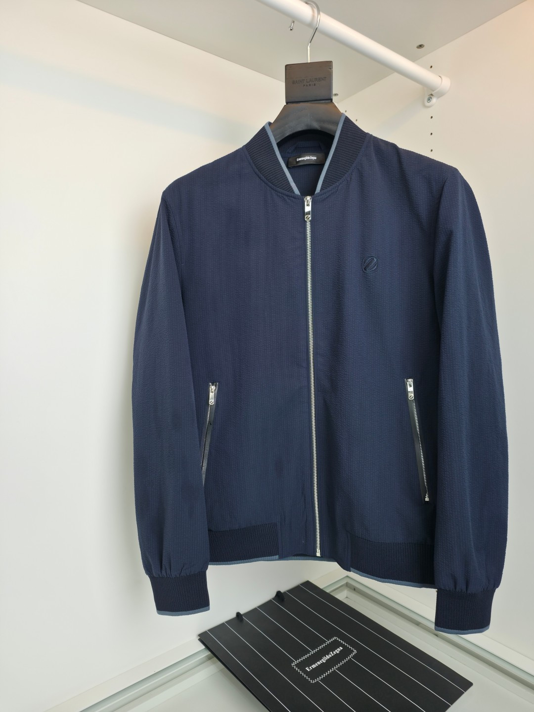 NO:743265,The highest version on the market, the girl inspects the goods, trims the three marks on the threads, and ships the goods. You can send pictures and videos. If you want quality and service, add me on WeChat. We will not accept urgent orders. ZE*NA 2026 Early Spring Thin Classic Bomber Jacket Classic style every year Full product phase Foreign trade order Business commuting A must-have style for men Minimalist design Focus on details, the back leather is simple and highlights the texture The leather details on both sides of the pocket echo front and back to highlight the sense of quality Fitted tailoring  Knitted baseball collar, the upper body is comfortable and tall. The fabric is made of a blend of custom-woven polyester fiber and spandex mulberry silk. The addition of mulberry silk makes the fabric feel soft and delicate, and spandex is elastic fiber, which can greatly improve the wearing experience. The thickness of spring and autumn is comfortable, breathable, and the upper body is stiff and stylish. Classic, easy to match, easy to care for. Features. Hardware accessories are all available for order. One not to be missed [Color] Black White  Royal blue. [Size] 48-56, try on 172-148, suitable for size L, men's clothing, jackets & coats, jackets & coats,19860909市面最高版本小妹验货、修剪线头上三标、发货可发图及拍视频,要品质要服务的加我微信,不接急单. ZE*NA杰*亚 2026早春薄款 经典款飞行员夹克外套 年年经典款式 全品相外贸订单 商务通勤 男士必备的款式 极简的设计 重在细节,背部皮质简约而凸显质感 口袋两侧皮质细节前后呼应 彰显品质感 合体的剪裁 针织棒球领 上身舒适又显挺拔 面料选用 订织聚酯纤维与氨纶桑蚕丝的混纺材质,桑蚕丝添加让面料手感与穿着感 柔软细腻,氨纶也就是弹力纤维 能大大提升穿着体感 春秋的厚度 舒适 透气 上身挺括有型 经典易搭配 易打理的 特点 五金辅料全品相订单 不容错过的一款【颜色】黑色 白色 宝蓝色.【尺码】48-56试穿172-148穿L码合适,男装,jackets & coats,jackets & coats,,Women's clothing