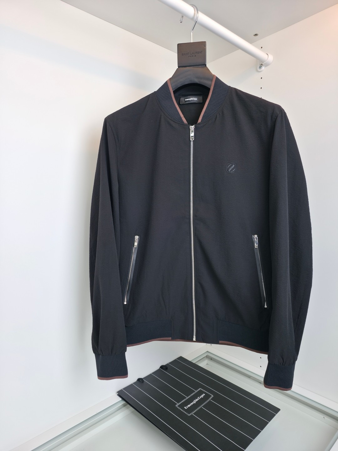 NO:743261,The highest version on the market, the girl inspects the goods, trims the three marks on the threads, and ships the goods. You can send pictures and videos. If you want quality and service, add me on WeChat. We will not accept urgent orders. ZE*NA 2026 Early Spring Thin Classic Bomber Jacket Classic style every year Full product phase Foreign trade order Business commuting A must-have style for men Minimalist design Focus on details, the back leather is simple and highlights the texture The leather details on both sides of the pocket echo front and back to highlight the sense of quality Fitted tailoring  Knitted baseball collar, the upper body is comfortable and tall. The fabric is made of a blend of custom-woven polyester fiber and spandex mulberry silk. The addition of mulberry silk makes the fabric feel soft and delicate, and spandex is elastic fiber, which can greatly improve the wearing experience. The thickness of spring and autumn is comfortable, breathable, and the upper body is stiff and stylish. Classic, easy to match, easy to care for. Features. Hardware accessories are all available for order. One not to be missed [Color] Black White  Royal blue. [Size] 48-56, try on 172-148, suitable for size L, men's clothing, jackets & coats, jackets & coats,19860909市面最高版本小妹验货、修剪线头上三标、发货可发图及拍视频,要品质要服务的加我微信,不接急单. ZE*NA杰*亚 2026早春薄款 经典款飞行员夹克外套 年年经典款式 全品相外贸订单 商务通勤 男士必备的款式 极简的设计 重在细节,背部皮质简约而凸显质感 口袋两侧皮质细节前后呼应 彰显品质感 合体的剪裁 针织棒球领 上身舒适又显挺拔 面料选用 订织聚酯纤维与氨纶桑蚕丝的混纺材质,桑蚕丝添加让面料手感与穿着感 柔软细腻,氨纶也就是弹力纤维 能大大提升穿着体感 春秋的厚度 舒适 透气 上身挺括有型 经典易搭配 易打理的 特点 五金辅料全品相订单 不容错过的一款【颜色】黑色 白色 宝蓝色.【尺码】48-56试穿172-148穿L码合适,男装,jackets & coats,jackets & coats,,Women's clothing