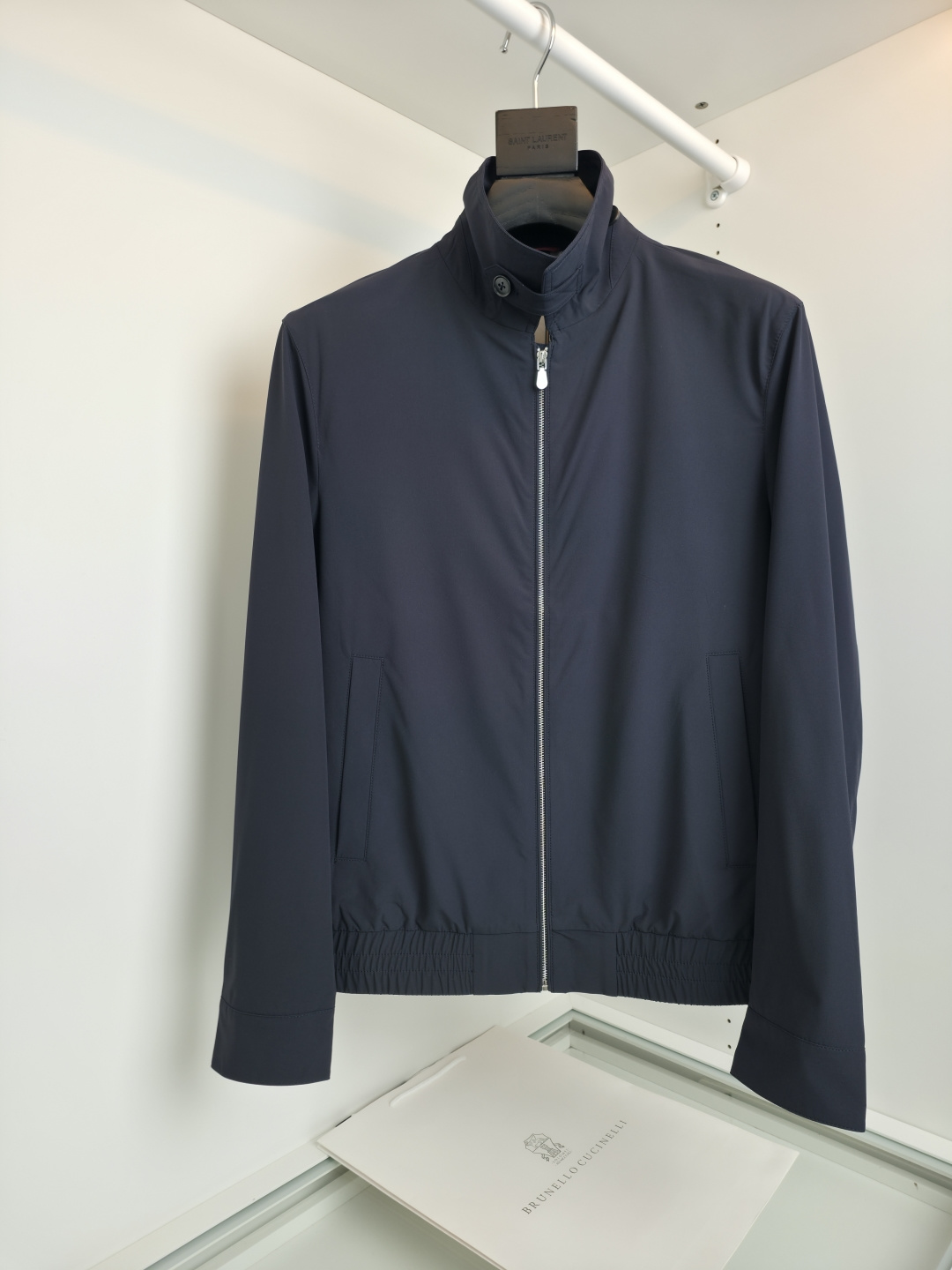 NO:743267,The highest version on the market, the girl inspects the goods, trims the three marks on the threads, and delivers the goods. You can post pictures and take videos. If you want quality and service, please add me on WeChat. We do not accept urgent orders. BRUN* CUNLL* Early spring new style, business commuting, old money style, classic jacket. I like one of their must-have styles. It can be matched well with business commuting. Double collar style, lapel stand collar, each has its own style, double side pockets  The lining is embellished with stripes. The tailored hardware and accessories that highlight the details and texture are all in order. The details are very attentive. Simple and versatile, but not monotonous. The customized hardware and accessories are meticulous in details. The lining is moderately thick. It is warm and comfortable, and has a good stiffness. It is a practical piece for business and leisure. [Color] Black Apricot [Number of Codes] 48-56, Men's wear, brunello cucinelli, jackets &  coats,jackets & coats,19860909市面最高版本小妹验货、修剪线头上三标、发货可发图及拍视频,要品质要服务的加我微信,不接急单. BRUN* CUNLL* 早春新款 商务通勤 老钱风 经典款夹克外套 喜欢他家必备的款式之一 商务通勤 都能很好搭配 双领风格,翻领立领各有风格,双侧插袋 内里条纹的内衬点缀.凸显细节质感合体的剪裁五金辅料全品相订单 ,细节上把握非常走心 简约百搭而不单调 ,定制的五金辅料,细节的一丝不苟,有内衬 厚度适中 保暖舒适,又有很好的挺括感,平时商务休闲很实穿的一款 【颜色】黑色 杏色 【码数】48-56,男装,brunello cucinelli,jackets & coats,jackets & coats,,Women's clothing