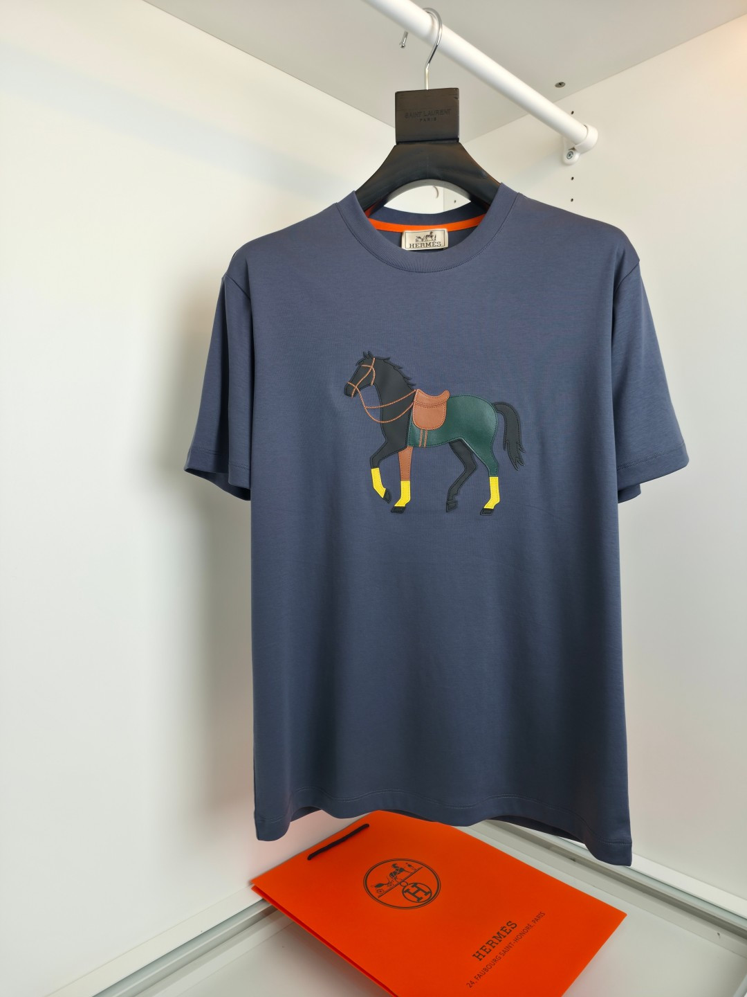 NO:743302,The highest version on the market, the girl will inspect the goods, trim the three marks on the threads, and deliver the goods. You can post pictures and take videos. If you want quality or service, please add me on WeChat. We will not accept urgent orders. He*mès 2026 Spring and Summer, cabinets are on sale!  H Cheval leather embroidered round neck short-sleeved T-shirt is a classic every year. The embroidery of the iconic war horse is presented using leather embroidery technology. It is simple but has detailed highlights. The micro-wide tailoring of H family is not as wide as fashion brands. It is slightly loose and just the right size for business casual. The neckline slightly fits the neck and the upper body is fashionable and textured. The quality is simple. Before cutting, the fabric is strictly washed according to the standard of 5 times before dyeing to control the shrinkage rate.  Within 2, the slightly loose tailoring meets the simple needs of commuters for dressing. The upper body effect is very good, slimming, and not picky about the figure. The fabric is made of high-count mercerized cotton!  The surface is shiny, the upper body is comfortable and smooth, and the workmanship of the fabric is impeccable. Only good craftsmanship and good fabrics can give you a good taste. [Color] Black White Blue [Number of Sizes] M-319860909市面最高版本小妹验货、修剪线头上三标、发货可发图及拍视频,要品质要服务的加我微信,不接急单. 爱 *仕(He*mès) 2026春夏,柜在售！ H Cheval 皮革刺绣圆领短袖T恤 年年经典 标志战马的点缀刺绣 采用皮绣工艺来呈现 简洁但很有细节亮点 H家的微阔剪裁 不像潮牌那么的宽大 略微的宽松 商务休闲尺度刚刚好 领口微微贴合颈部 上身时尚而有质感 品质单,面料在裁剪前,严格按照染 色前5次洗水的标准 , 将缩水率控制在 2之内,略宽松的剪裁,满足通勤人们对于着装的简约需求,上身效果很 好, 显瘦,不挑剔 身材.面料采用高支丝光棉！表面富有光泽,上身舒适顺滑,面料做工.... 无可 挑剔, 好工艺好面料才能穿出好品味一款【颜色】黑色 白色蓝色【码数】M-3XL 试穿172-148穿L码合适,爱马仕-服装,hermes,T-shirt,tees，t-shirt,,Women's clothing