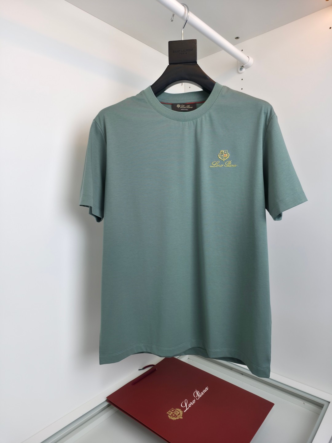 NO:743268,The highest version on the market, the girl will inspect the goods, trim the three marks on the threads, and ship the goods. You can send pictures and take videos. If you want quality or service, please add me on WeChat. We will not accept urgent orders. Loro  pian*2026 capsule series round neck T-shirt, using the latest outdoor design concept, high-needle embroidery technology is complex and low-key luxury, 80-count mercerized T-shirt short sleeves, liquid ammonia fabric upper body is comfortable and smooth, pure cotton combed and compact spinning process makes the fabric smooth and tight, giving the overall fabric a high-end feel, professionally provided by big brands  , the quality is absolutely guaranteed. The overall high breathability and softness are more prominent, and the full cotton texture causes extreme comfort. This T-shirt is very suitable for hot summers, low-key yet fashionable, and has high washability. The workmanship of the entire piece of clothing perfectly reflects the brand's design concept and sophisticated production technology. [Color] Blue  White Black Green [Size] M-3XL, men's clothing, loro piana, T-shirt, tees, t-shirt,19860909市面最高版本小妹验货、修剪线头上三标、发货可发图及拍视频,要品质要服务的加我微信,不接急单. Loro pian*2026胶囊系列圆领T恤,采用最新户外设计理念,高针刺绣工艺复杂低调奢华,80支丝光T恤短袖,液氨面料上身舒适爽滑,纯棉精梳加上紧密纺纱工艺又使面料光滑紧密得到整体面料的高级感,大牌专业提供,质量绝对保证.整体高透气和柔软性的质感更加凸显,饱满的棉质感引起极度舒适.这件T恤非常适合炎炎夏日,低调而不失时尚感,耐洗性能高.整件衣服的做工完美体现出品牌的设计理念和精良的制作工艺.【颜色】蓝色 白色 黑色 绿色【尺码】M-3XL,男装,loro piana,T-shirt,tees，t-shirt,,Women's clothing