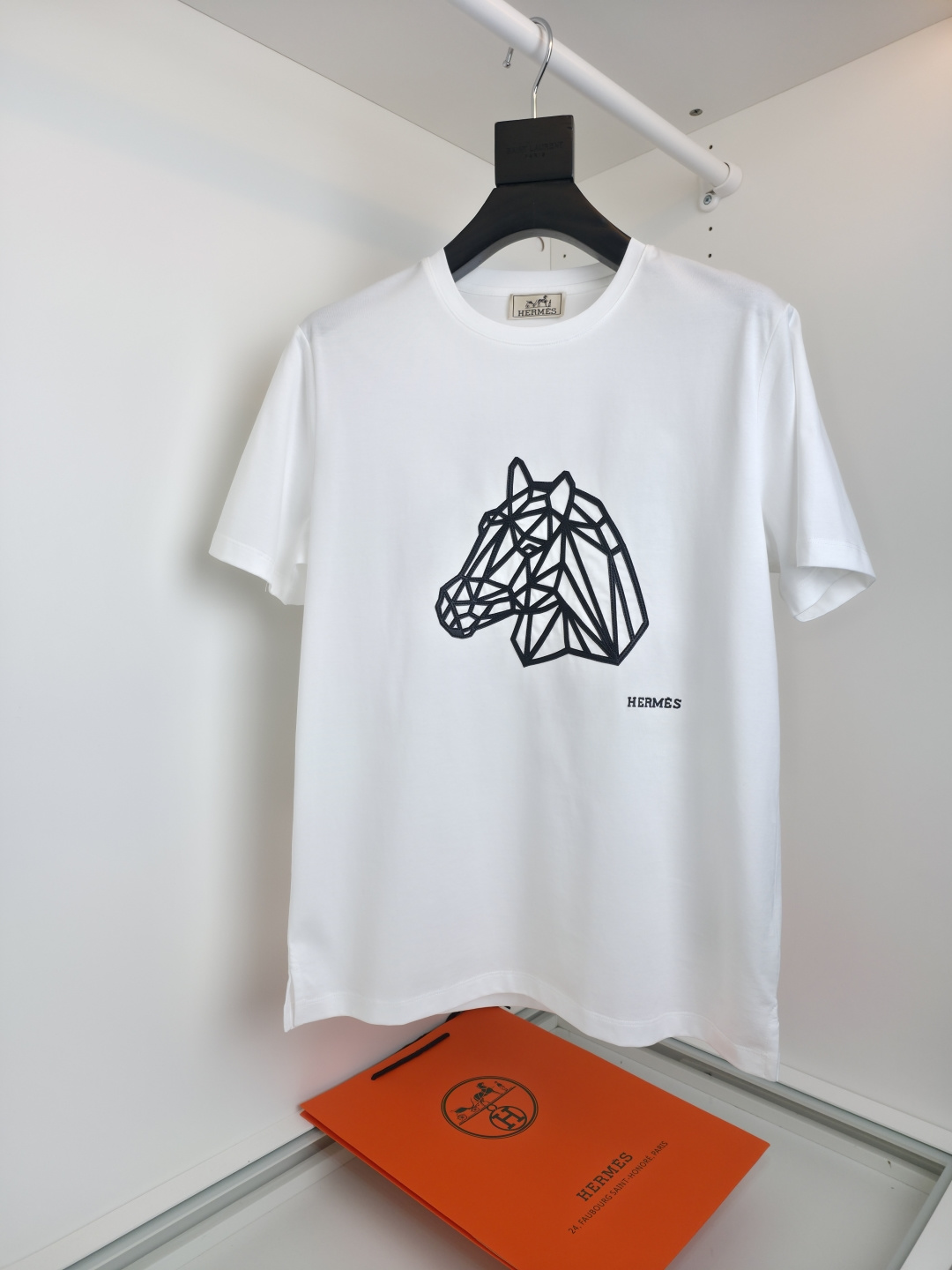 NO:743307,The highest version on the market, the girl will inspect the goods, trim the three marks on the threads, and ship the goods. You can send pictures and take videos. If you want quality or service, please add me on WeChat. We will not accept urgent orders. Herm*s 2026 spring and summer new style!  The Year of the Horse Urban Elite Series!  Puzzle Equestre round neck short-sleeved Puzzle Equestre mini horse head theme element design. The design is presented with horse three-dimensional geometric technology, giving this style a unique personality. The whole has a rich three-dimensional sense, and the tailoring is tailored. The fabric is made of custom-woven high-count pure cotton!  Skin-friendly, breathable and warm, with backbone, the overall upper body is stiff and stylish, slightly loose tailoring, the collar slightly fits the neck, more fashionable, try on 172-148 L, suitable for wearing [Color] Black White [Size] M-3XL, Hermès-clothing, hermes, hermes, T-shirt,19860909市面最高版本小妹验货、修剪线头上三标、发货可发图及拍视频,要品质要服务的加我微信,不接急单. Herm*s2026春夏新款！马年都市精英系列！Puzzle Equestre圆领短袖Puzzle Equestre迷你马头主题元素设计.以骏马立体几何工艺来呈现设计,赋予该款式以独特个性.整体有着丰富的立体 感,合体的剪裁 面料采用定织高支纯棉质地！亲肤透气保暖 ,有骨干,整体上身挺括有型,略微宽松的剪裁,领口微贴合颈部,更为时尚感,试穿172- 148穿L合适【颜色】黑色 白色【尺码】M-3XL,爱马仕-服装,hermes,hermes,T-shirt,,Women's clothing