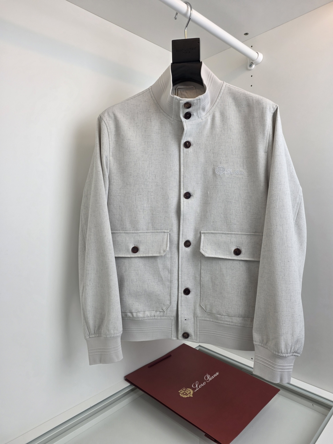 NO:777668,The highest version on the market, the girl inspects the goods, trims the three marks on the threads, and delivers the goods. You can send pictures and videos. If you want quality and service, add me on WeChat. We will not accept urgent orders. Lo*ro Pi*na Nuo u Pianya 2026 Spring Stand Collar Old Money Style Linen Jacket, Trading Company Goods, Customer Supply Cotton Linen Blend Fabric, Old Money Recommendation Business Commuting, Windmate Jacket Jacket Classic practical wear, gentleman clean face Commuting Classic stand collar style Pockets on both sides Fitted tailoring Classic Versatile  It can be easily matched with business or casual trousers or casual trousers. The fabric is made of all linen. It is breathable, comfortable, warm and has a good crisp feeling at the same time!  [The linen material will have knots, which are not considered defective products] [Color] Beige Gray Khaki [Number of yards] 48-56, try on 172-148, suitable for M, men's clothing, jackets & coats, jackets & coats,19860909市面最高版本小妹验货、修剪线头上三标、发货可发图及拍视频,要品质要服务的加我微信,不接急单. Lo*ro Pi*na诺 u翩雅 2026春季立领老钱风亚麻夹克,贸易公司牛货,客供棉质亚麻混纺面料,老钱推荐 商务通勤,Windmate夹克外套 经典实穿,绅士净面 通勤 经典立领款 两侧口袋 合体的剪裁 经典 百搭 商务 休闲 穿西裤 休闲裤都能轻松搭配的一款 面料采用,全亚麻材质 透气 舒适 保暖的同时 又有很好的挺括感 ！【亚麻材质会有结头,不算次品】【颜色】米色 灰色 卡其色【码数】48-56 试穿172-148穿M合适,男装,jackets & coats,jackets & coats,,Women's clothing