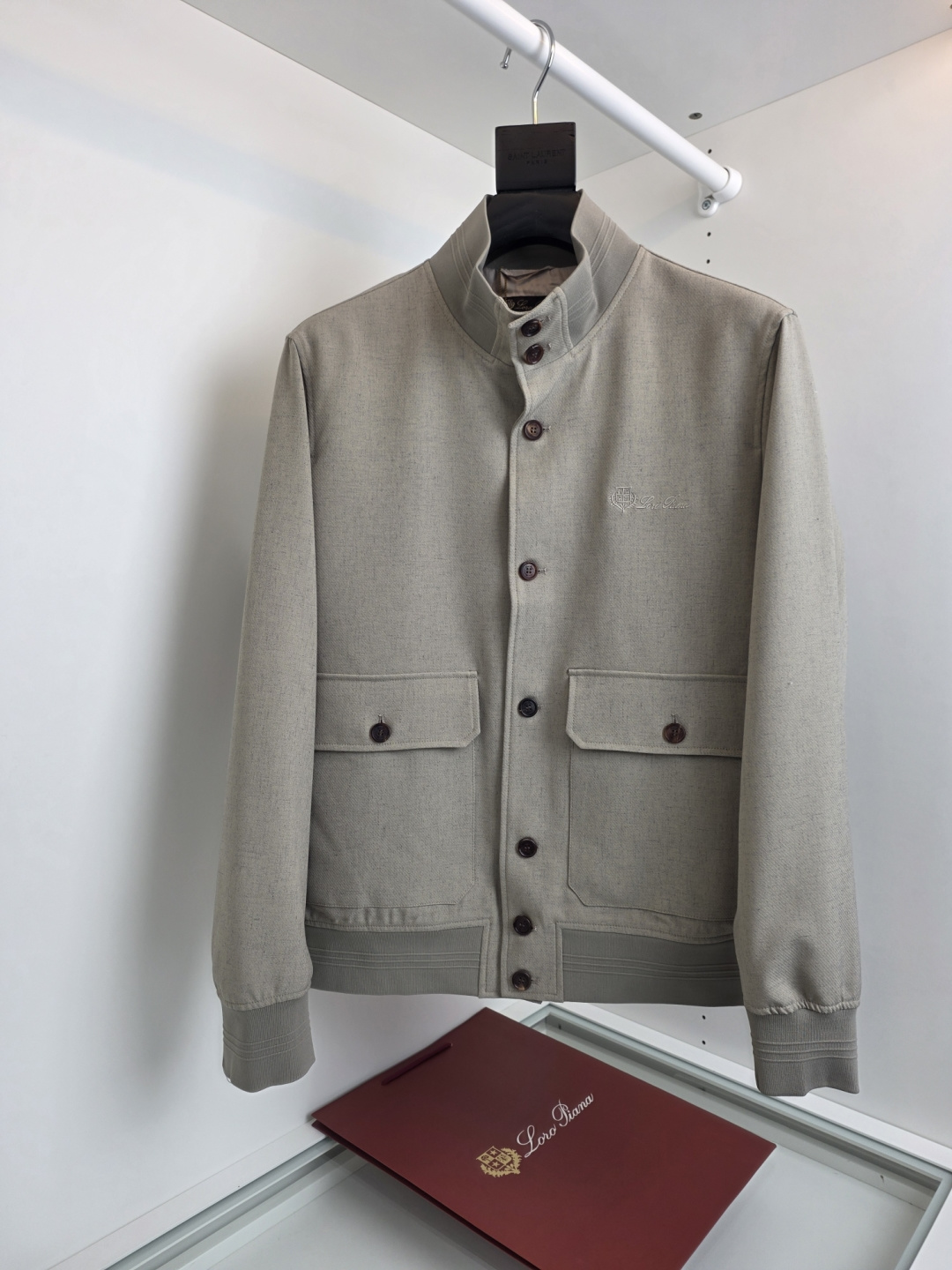 NO:777674,The highest version on the market, the girl inspects the goods, trims the three marks on the threads, and delivers the goods. You can send pictures and videos. If you want quality and service, add me on WeChat. We will not accept urgent orders. Lo*ro Pi*na Nuo u Pianya 2026 Spring Stand Collar Old Money Style Linen Jacket, Trading Company Goods, Customer Supply Cotton Linen Blend Fabric, Old Money Recommendation Business Commuting, Windmate Jacket Jacket Classic practical wear, gentleman clean face Commuting Classic stand collar style Pockets on both sides Fitted tailoring Classic Versatile  It can be easily matched with business or casual trousers or casual trousers. The fabric is made of all linen. It is breathable, comfortable, warm and has a good crisp feeling at the same time!  [The linen material will have knots, not considered defective] [Color] Beige, dark gray, khaki [Number of yards] 48-56, try on 172-148, M is suitable, men's clothing, jackets & coats, jackets & coats,19860909市面最高版本小妹验货、修剪线头上三标、发货可发图及拍视频,要品质要服务的加我微信,不接急单. Lo*ro Pi*na诺 u翩雅 2026春季立领老钱风亚麻夹克,贸易公司牛货,客供棉质亚麻混纺面料,老钱推荐 商务通勤,Windmate夹克外套 经典实穿,绅士净面 通勤 经典立领款 两侧口袋 合体的剪裁 经典 百搭 商务 休闲 穿西裤 休闲裤都能轻松搭配的一款 面料采用,全亚麻材质 透气 舒适 保暖的同时 又有很好的挺括感 ！【亚麻材质会有结头,不算次品】【颜色】米色 深灰色 卡其色【码数】48-56 试穿172-148穿M合适,男装,jackets & coats,jackets & coats,,Women's clothing