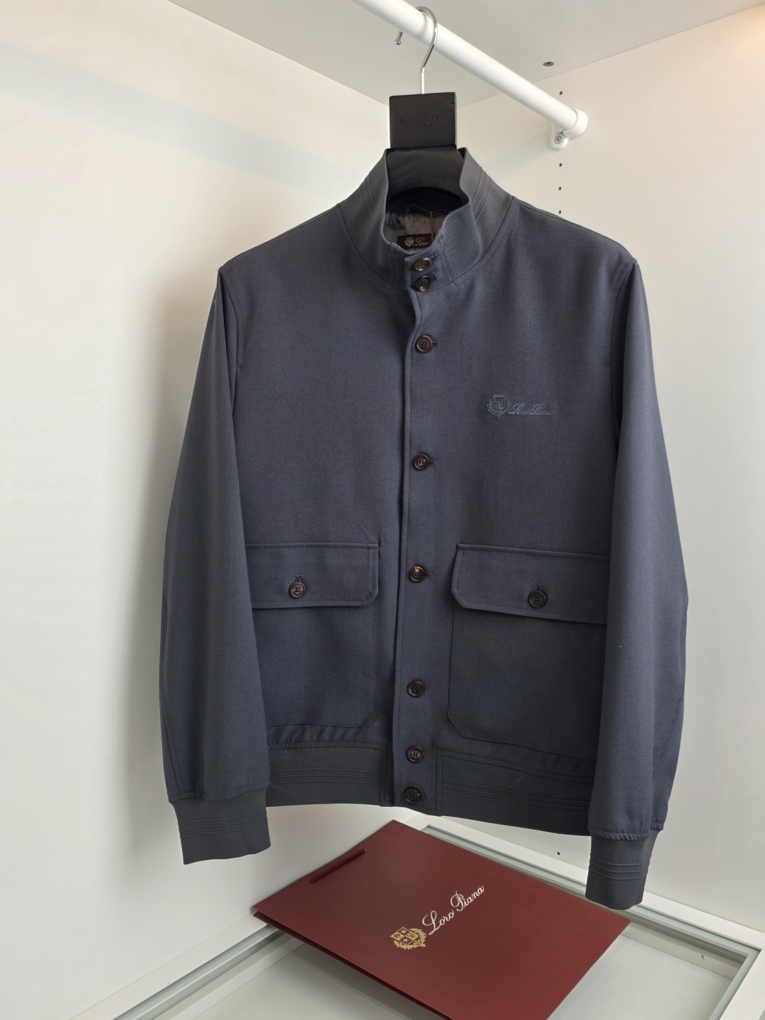 NO:777680,The highest version on the market, the girl inspects the goods, trims the three marks on the threads, and delivers the goods. You can send pictures and videos. If you want quality and service, add me on WeChat. We will not accept urgent orders. Lo*ro Pi*na Nuo u Pianya 2026 Spring Stand Collar Old Money Style Linen Jacket, Trading Company Goods, Customer Supply Cotton Linen Blend Fabric, Old Money Recommendation Business Commuting, Windmate Jacket Jacket Classic practical wear, gentleman clean face Commuting Classic stand collar style Pockets on both sides Fitted tailoring Classic Versatile  It can be easily matched with business or casual trousers or casual trousers. The fabric is made of all linen. It is breathable, comfortable, warm and has a good crisp feeling at the same time!  [The linen material will have knots, which are not considered defective products] [Color] Beige Gray Khaki [Number of yards] 48-56, try on 172-148, suitable for M, men's clothing, jackets & coats, jackets & coats,19860909市面最高版本小妹验货、修剪线头上三标、发货可发图及拍视频,要品质要服务的加我微信,不接急单. Lo*ro Pi*na诺 u翩雅 2026春季立领老钱风亚麻夹克,贸易公司牛货,客供棉质亚麻混纺面料,老钱推荐 商务通勤,Windmate夹克外套 经典实穿,绅士净面 通勤 经典立领款 两侧口袋 合体的剪裁 经典 百搭 商务 休闲 穿西裤 休闲裤都能轻松搭配的一款 面料采用,全亚麻材质 透气 舒适 保暖的同时 又有很好的挺括感 ！【亚麻材质会有结头,不算次品】【颜色】米色 灰色 卡其色【码数】48-56 试穿172-148穿M合适,男装,jackets & coats,jackets & coats,,Women's clothing