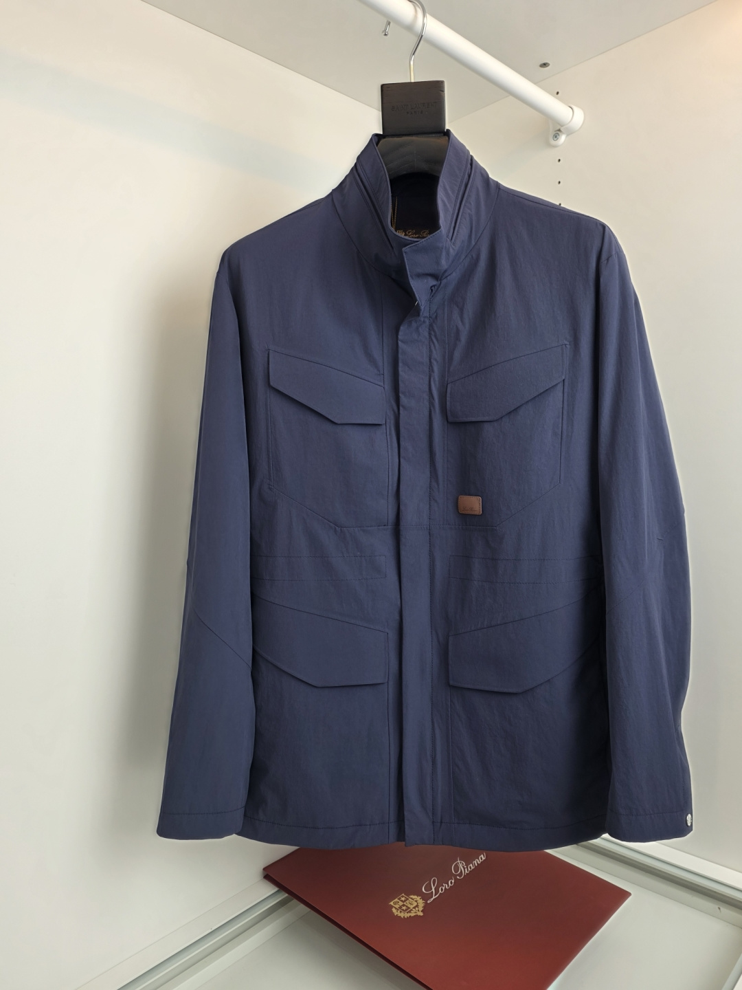 NO:775115,The highest version on the market, the girl inspects the goods, trims the three marks on the threads, and delivers the goods. You can post pictures and take videos. If you want quality or service, please add me on WeChat. We will not accept urgent orders. Loro Pi*na 2026 classic Traveller series outdoor jacket, one of the iconic classic items. Made of the brand's iconic microfiber material and passed through the Storm System  It is treated with waterproof and windproof properties while remaining light and breathable. The stand-up collar design and classic four-pocket layout are both practical and retro. The double placket design (zipper + snap button) improves the warmth and windproof effect. It is a representative item of 'Old Money Aesthetic', low-key and luxurious, suitable for travel, outdoor or daily commuting, and can be easily matched with shirts, sweaters or casual pants. [Color] Beige Navy Blue  Gray [size] 48-56, men's clothing, loro piana, jackets & coats, shirts,19860909市面最高版本小妹验货、修剪线头上三标、发货可发图及拍视频,要品质要服务的加我微信,不接急单. Loro Pi*na2026经典 Traveller 系列户外夹克,标志性的经典单品之一.采用品牌标志性的微纤维材质,并经过 Storm System 处理,具备防水、防风性能,同时保持轻盈透气.立领设计,经典的四口袋布局,兼具实用性与复古感.双门襟设计（拉链+按扣）,提升保暖与防风效果.属于“老钱风”（Old Money Aesthetic）的代表单品,低调奢华,适合旅行、户外或日常通勤,能轻松搭配衬衫、针织衫或休闲裤.【颜色】米色 藏蓝 灰色【尺码】48-56,男装,loro piana,jackets & coats,shirts,,Women's clothing