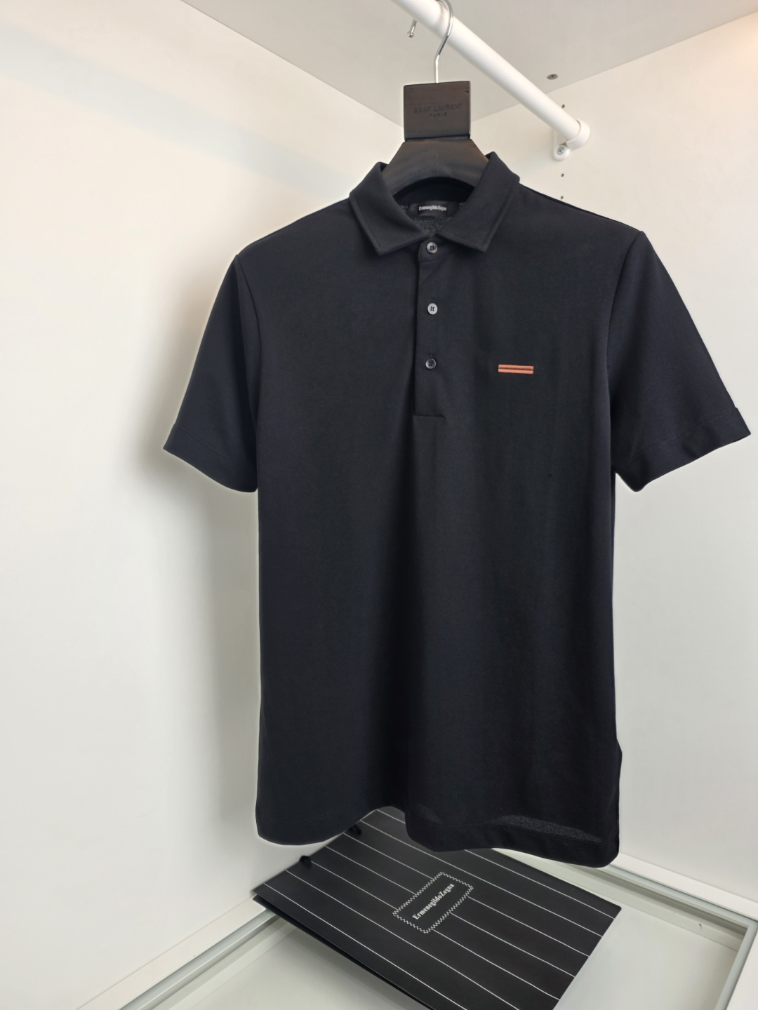 NO:775138,The highest version on the market, the girl inspects the goods, trims the three marks on the threads, and delivers the goods. You can send pictures and videos. If you want quality and service, please add me on WeChat. We will not accept urgent orders. ZEG*N 2026 Spring and Summer New Business Casual Lapel Short-Sleeved POLO Shirt. The classic three buttons every year. This year, the placket leather strip is added to decorate, adding another touch of low-key luxury. It is a classic business commute, spring and summer outer wear, and inner wear. It is a well-fitting tailoring fabric made of double mercerized material and skin-friendly.  Breathable, warm and supportive at the same time. The surface of the fabric has a silky texture. Classic style. It can be matched well for daily business commuting. Full product and order. [Color] Apricot Gray Black [Size] M-319860909市面最高版本小妹验货、修剪线头上三标、发货可发图及拍视频,要品质要服务的加我微信,不接急单. ZEG*N 杰*亚 2026春夏新款商务休闲翻领短袖POLO衫 年年经典三粒扣 ,今年加入门襟皮条装饰,低调奢华再添一笔,经典商务通勤 春夏外穿 内搭都能很好搭配的一款合体的剪裁面料采用双丝光材质 亲肤 透气 保暖的同时又能支撑挺括 面料表层呈现丝质质感 经典的款式 平时商务通勤 都能很好搭配 全品相订单 【颜色】 杏色 灰色 黑色【码数】M-3XL 试穿172-148穿L宽松感,男装,T-shirt,,Women's clothing