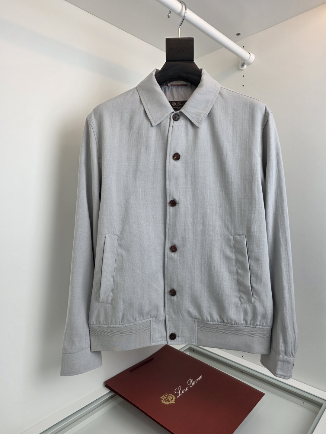 NO:775142,The highest version on the market, the girl inspects the goods, trims the three marks on the threads, and delivers the goods. You can post pictures and take videos. If you want quality and service, add me on WeChat. We will not accept urgent orders. Loro Pi*na 2026 classic linen jacket, one of the iconic classic items. Made of the brand's iconic linen blended microfiber material, it is light and breathable. Small lapel design, classic pocket layout, both practical and retro. The button placket design belongs to the 'Old Money style'  Aesthetic)'s representative item, low-key luxury, suitable for travel, outdoor or daily commuting, can be easily paired with shirts, sweaters or casual pants. [Color] Beige Khaki Gray [Size] 48-56, men's clothing, loro piana, jackets & coats, shirts,19860909市面最高版本小妹验货、修剪线头上三标、发货可发图及拍视频,要品质要服务的加我微信,不接急单. Loro Pi*na2026经典亚麻夹克,标志性的经典单品之一.采用品牌标志性的亚麻混纺微纤维材质,轻盈透气.小翻领设计,经典口袋布局,兼具实用性与复古感.纽扣门襟设计属于“老钱风”（Old Money Aesthetic）的代表单品,低调奢华,适合旅行、户外或日常通勤,能轻松搭配衬衫、针织衫或休闲裤.【颜色】米色 卡其 灰色【尺码】48-56,男装,loro piana,jackets & coats,shirts,,Women's clothing