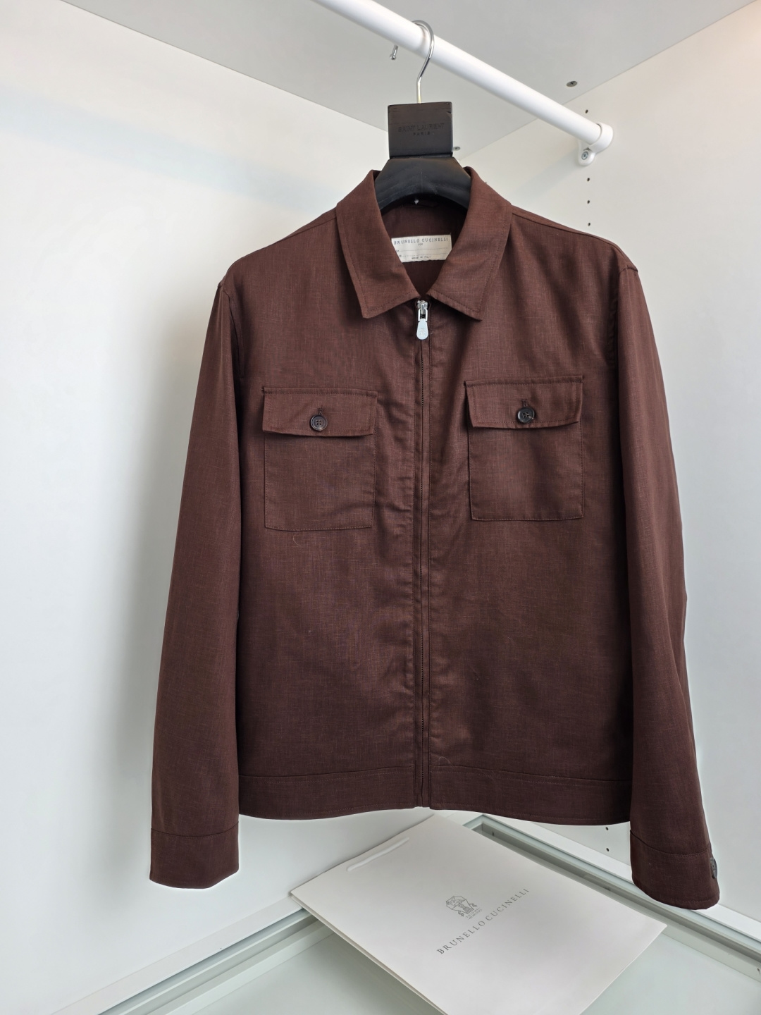 NO:775154,The highest version on the market, the girl inspects the goods, trims the three marks on the threads, and delivers the goods. You can send pictures and videos. If you want quality and service, please add me on WeChat. We do not accept urgent orders. BRUN* CUNLL* Early Spring New Style, Business Commuting, Old Money Style, Classic Linen Jackets. I like one of their must-have styles. Ultra-fine linen blended fabric, business commuting. The lapel style that goes well with everything. The design of double side pockets highlights the details and texture. Tailored hardware and accessories are all available for order.  , the details are very attentive, simple and versatile but not monotonous, customized hardware accessories, meticulous details, lining, moderate thickness, warm and comfortable, and a good stiff feeling, a very practical wear for business and leisure [Color] Navy blue brown red [Number of yards] 48-56, men's clothing, brunello cucinelli, jackets & coats, jackets & coats,19860909市面最高版本小妹验货、修剪线头上三标、发货可发图及拍视频,要品质要服务的加我微信,不接急单. BRUN* CUNLL* 早春新款 商务通勤 老钱风 经典款亚麻夹克外套 喜欢他家必备的款式之一 超细亚麻混纺面料 商务通勤 都能很好搭配的翻领风格,双侧口袋的设计凸显细节质感合体的剪裁五金辅料全品相订单 ,细节上把握非常走心 简约百搭而不单调 ,定制的五金辅料,细节的一丝不苟,有内衬 厚度适中 保暖舒适,又有很好的挺括感,平时商务休闲很实穿的一款 【颜色】藏蓝 棕红 【码数】48-56,男装,brunello cucinelli,jackets & coats,jackets & coats,,Women's clothing