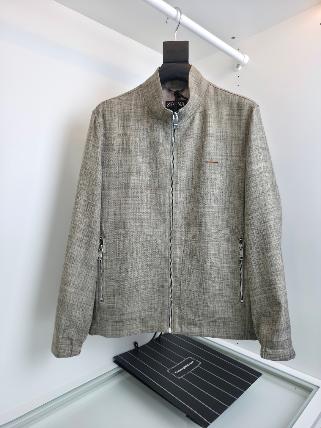 NO:775160,The highest version on the market, the girl inspects the goods, trims the three marks on the threads, and delivers the goods. You can send pictures and videos. If you want quality and service, add me on WeChat. We will not accept urgent orders. ZE*NA Jie*ya 2026 Early Spring Thin Classic Pilot Linen Blend Jacket Classic style every year Full product phase Foreign trade order Business commuting A must-have style for men Minimalist design Focus on details, simple design of stand-up collar highlights texture Zipper pockets on both sides, combined logo design on the chest, highlighting the sense of quality  Fitted tailoring, the upper body is comfortable and tall. The fabric is made of a blend of custom-woven polyester fiber and linen, which makes the fabric feel soft and delicate. Spandex, also known as elastic fiber, can greatly improve the wearing feel. The thickness of spring and autumn is comfortable, breathable, and the upper body is stiff and stylish. It is classic and easy to match and easy to care for. Features. Hardware accessories are all available when ordering. A piece not to be missed [Color] coffee gray  Beige [Size] 48-56, try on 172-148, suitable for size L, men's clothing, jackets & coats, jackets & coats,19860909市面最高版本小妹验货、修剪线头上三标、发货可发图及拍视频,要品质要服务的加我微信,不接急单. ZE*NA杰*亚 2026早春薄款 经典款飞行员亚麻混纺夹克外套 年年经典款式 全品相外贸订单 商务通勤 男士必备的款式 极简的设计 重在细节,立领简约设计凸显质感 两侧拉链口袋,胸口组合logo设计, 彰显品质感 合体的剪裁 上身舒适又显挺拔 面料选用 订织聚酯纤维与亚麻的混纺材质,让面料手感与穿着感 柔软细腻,氨纶也就是弹力纤维 能大大提升穿着体感 春秋的厚度 舒适 透气 上身挺括有型 经典易搭配 易打理的 特点 五金辅料全品相订单 不容错过的一款【颜色】咖色 灰色 米色【尺码】48-56试穿172-148穿L码合适,男装,jackets & coats,jackets & coats,,Women's clothing