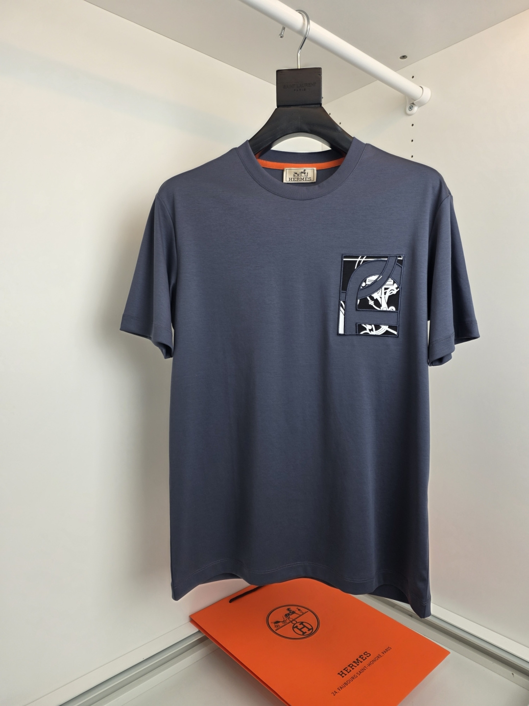 NO:778588,The highest version on the market, the girl will inspect the goods, trim the three marks on the threads, and ship the goods. You can send pictures and take videos. If you want quality or service, please add me on WeChat. We will not accept urgent orders. Herm*s Love Horse* 2026 spring and summer round neck, 80 count mercerized high-end T-shirt short-sleeved men and women, classic splicing illustration design pattern, high definition!  Thick plate three-dimensional!  The upper body of the liquid ammonia fabric is comfortable and smooth. The pure cotton combing and compact spinning process make the fabric smooth and compact, giving the overall fabric a high-end feel. Professionally provided by big brands, the quality is absolutely guaranteed. The overall high breathability and softness are more prominent, and the full cotton texture causes extreme comfort. This T-shirt is very suitable for hot summer, low-key yet fashionable, and has high washability. The workmanship of the entire piece of clothing perfectly reflects the brand's design concept and sophisticated production technology. [Color] Black Blue  Gray green [size] M-3XL, Hermes-clothing, hermes, hermes, T-shirt, tees, t-shirt,19860909市面最高版本小妹验货、修剪线头上三标、发货可发图及拍视频,要品质要服务的加我微信,不接急单. Herm*s爱马*2026春夏圆领,80支丝光高端T恤短袖男女同款,经典拼接插画设计图案,清晰度高！厚板立体！液氨面料上身舒适爽滑,纯棉精梳加上紧密纺纱工艺又使面料光滑紧密得到整体面料的高级感,大牌专业提供,质量绝对保证.整体高透气和柔软性的质感更加凸显,饱满的棉质感引起极度舒适.这件T恤非常适合炎炎夏日,低调而不失时尚感,耐洗性能高.整件衣服的做工完美体现出品牌的设计理念和精良的制作工艺.【颜色】黑色 蓝色 灰绿【尺码】M-3XL,爱马仕-服装,hermes,hermes,T-shirt,tees，t-shirt,,Women's clothing