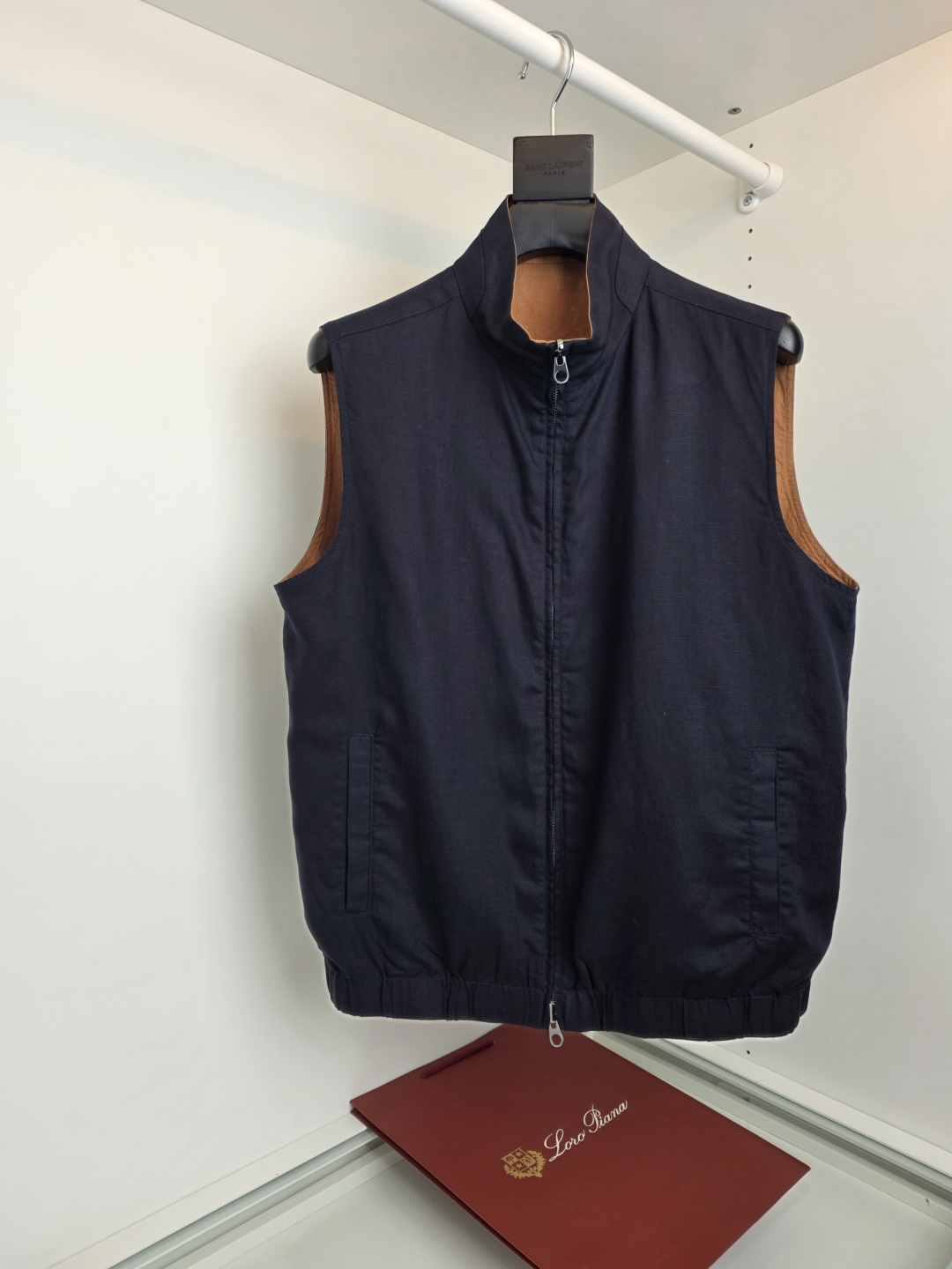 NO:775166,The highest version on the market, the girl inspects the goods, trims the three marks on the threads, and delivers the goods. You can send pictures and videos. If you want quality and service, add me on WeChat. We will not accept urgent orders. Lo*ro Pi*na u Pia Ya Tencel linen double-sided jacket, the last single item for foreign trade orders, old money style recommendation 2026 spring and summer business casual Tencel linen stand collar casual vest jacket, double-sided and two-color design, one more choice, one more design, super comfortable fabric, delicate and soft, excellent feel,  Highly recommended. Seemingly simple design with great sense of detail. Double zippers. Italian-style casual tailoring. Autumn, morning and evening. Practical yet stylish, comfortable, breathable and casual, with a comfortable thickness. The upper body is crisp and stylish. Orders in full condition [Color] Beige/brown, gray green/beige, navy/brown [Number of yards] 48-54, men's clothing, jackets & coats, jackets & coats,19860909市面最高版本小妹验货、修剪线头上三标、发货可发图及拍视频,要品质要服务的加我微信,不接急单. Lo*ro Pi*na诺 u翩雅 天丝亚麻双面夹克,外贸订单尾单牛货,老钱风推荐 2026春夏商务休闲 天丝亚麻立领款休闲马甲外套 ,双面双色设计,多一种选择多一份设计,超舒适的面料 细腻柔软,手感出色, 强烈推荐 看似简约的设计 很有细节感 双拉链 意式休闲的剪裁 秋季 早晚 实穿而有格调的一款,舒适透气休闲,厚度手感舒适 上身挺括有型 全品相的订单【颜色】 米色/棕色, 灰绿/米色, 藏青/棕色【码数】48-54,男装,jackets & coats,jackets & coats,,Women's clothing