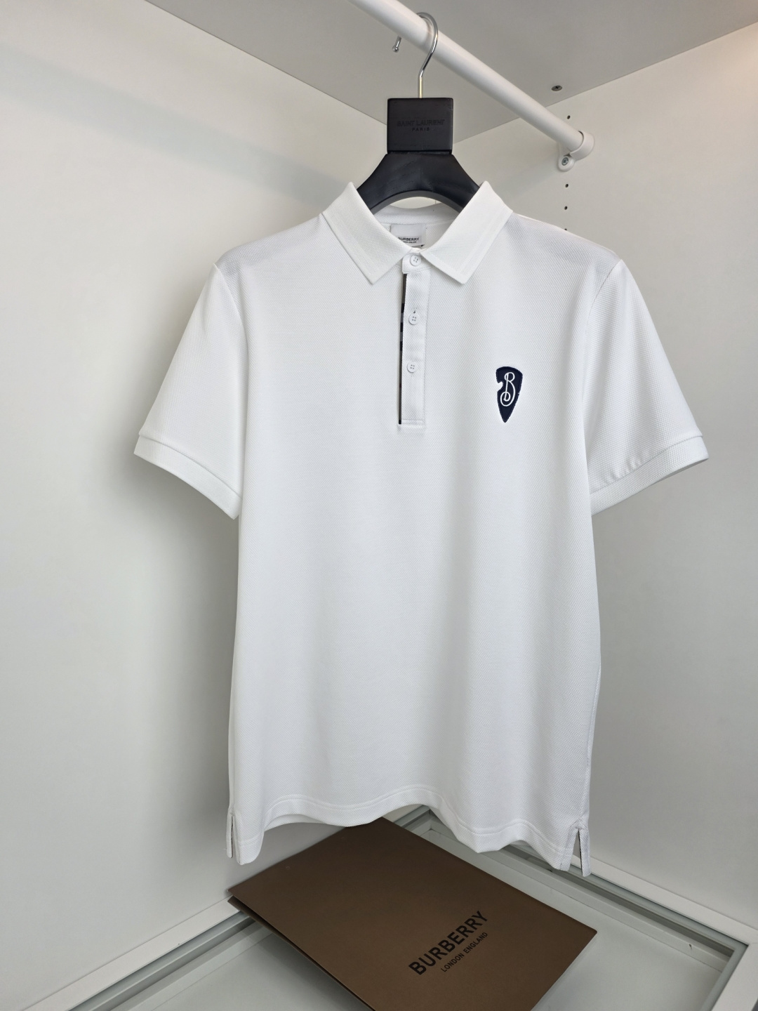 NO:777650,The highest version on the market, the girl inspects the goods, trims the three marks on the threads, and delivers the goods. You can send pictures and videos. If you want quality and service, add me on WeChat. We will not accept urgent orders. Bur***be*ry Mulberry silk and Tencel blended lapel polo shirt T-shirt, 2026 new style, a classic all-round style, short-sleeved T-shirt. The B logo on the chest is low-key and luxurious, and the plaid stripes on the placket are simple and fashionable. The knitted patch design on the hem is a highlight, whether it is worn inside or alone.  Fitted tailoring, hardware and accessories, all in good condition, the fabric is made of mulberry silk and Tencel, delicate and comfortable to the touch, skin-friendly, breathable, stiff and stylish, all in good condition, order [Color] Black, White, Dark Green [Number of Sizes] M-219860909市面最高版本小妹验货、修剪线头上三标、发货可发图及拍视频,要品质要服务的加我微信,不接急单. Bur***be*ry 巴*莉 桑蚕丝天丝混纺翻领POLO衫T恤,2026新款 年年经典 百搭款短袖T恤衫 胸口B字logi低调奢华,门襟拼格子条纹简约时尚 下摆针织贴设计 作为亮点 不管内搭还是单穿 都很有亮点 合体的剪裁 五金辅料全品相的订单 面料采用桑蚕丝和天丝的材质 手感细腻舒适 亲肤 透气 挺括有型 全品相订单 【颜色】黑色 白色 墨绿【码数】M-2XL 试穿175-148穿M合适,博柏利-服装,burberry,T-shirt,tees，t-shirt,,Women's clothing