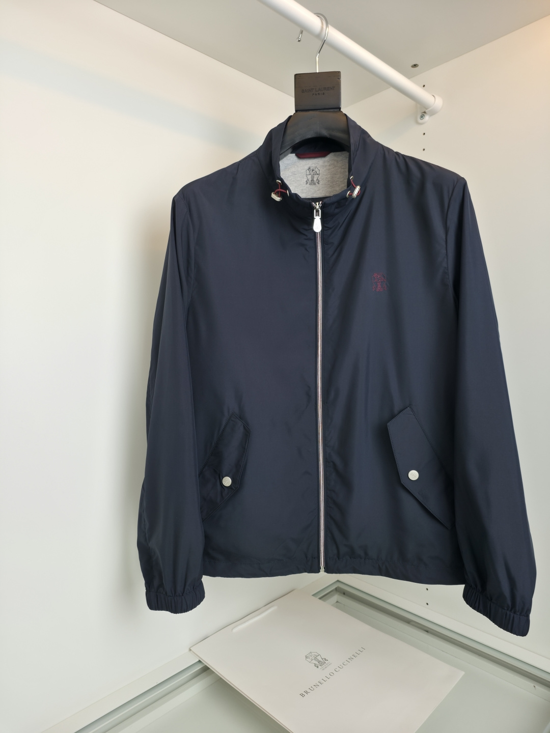 NO:775190,The highest version on the market, the girl inspects the goods, trims the three marks on the threads, and delivers the goods. You can post pictures and take videos. If you want quality and service, please add me on WeChat. We will not accept urgent orders. Bru**llo Cuci**lli L2026 Spring Business Commuting Stand Collar Jacket Classic and practical Gentleman clean face Commuting Classic stand collar style Pockets on both sides Fitted tailoring Classic Versatile Business Casual Easily matched with trousers or casual pants The fabric is made of chemical fiber blended material  The front is made of fiber nylon material, which is skin-friendly, comfortable, breathable and has a good sense of stiffness. The hardware and accessories are all in good condition. [Color] Black Blue [Number of yards] 48-56, try on 172-148, suitable for L, men's clothing, jackets & coats, jackets & coats,19860909市面最高版本小妹验货、修剪线头上三标、发货可发图及拍视频,要品质要服务的加我微信,不接急单. Bru**llo Cuci**lli L2026春季 商务通勤立领夹克外套 经典实穿 绅士净面 通勤 经典立领款 两侧插袋 合体的剪裁 经典 百搭 商务 休闲 穿西裤 休闲裤都能轻松搭配的一款 面料采用化纤混纺材质 正面采用纤维锦纶材质 亲肤 舒适 透气的同时 又有很好的挺括感 五金辅料全品相【颜色】黑色 蓝色【码数】48-56 试穿172-148穿L合适,男装,jackets & coats,jackets & coats,,Women's clothing