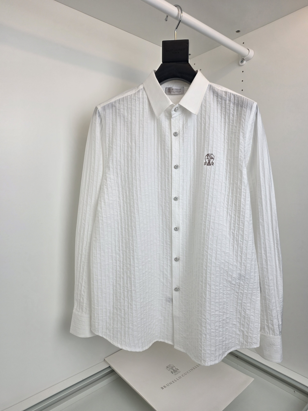 NO:775161,The highest version on the market, the girl inspects the goods, trims the three marks on the threads, and delivers the goods. You can send pictures and videos. If you want quality and service, please add me on WeChat. We will not accept urgent orders. Brune*Cucnll*2026 Early Spring Linen Striped Shirt. Old money has a strong accent. The whole body adopts a striped dark flower design. The chest LOGO is embellished. The upper body is very young and fashionable. It can be worn inside or outside. The tailored tailoring fabric is made of custom-woven technical linen blended material. The fabric feels comfortable, soft and not stiff.  It is comfortable and breathable, and at the same time can support a good sense of stiffness as a whole. The hardware accessories are in full condition. [Color] Black White [Size] M-2XL, men's clothing, brunello cucinelli, shirts,19860909市面最高版本小妹验货、修剪线头上三标、发货可发图及拍视频,要品质要服务的加我微信,不接急单. Brune*Cucnll*2026早春 亚麻条纹衬衫 老钱很有腔调 整体采用条纹暗花设计 胸口LOGO点缀 上身很显年轻时尚感 可内搭可外穿 合体的剪裁面料选用 订织科技型亚麻混纺材质 面料手感舒适 柔软 不僵硬 舒适透气的同时 整体又能支撑很好的挺括感 五金辅料全品相 【颜色】黑色 白色【尺码】M-2XL,男装,brunello cucinelli,shirts,,Women's clothing