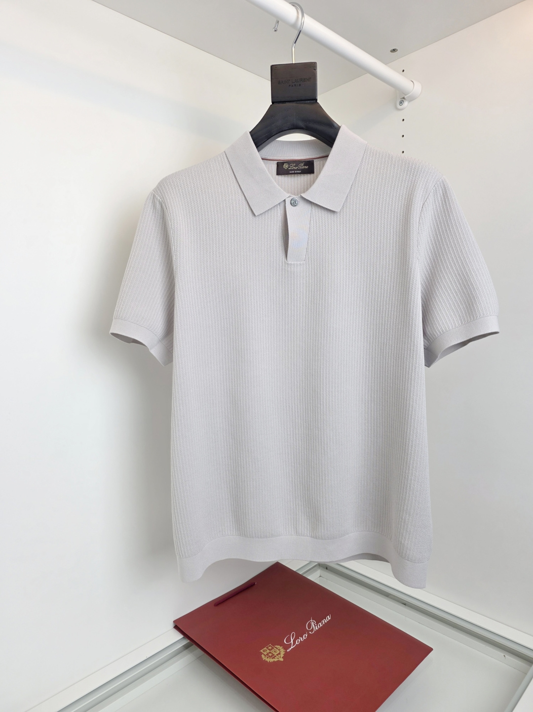 NO:775179,The highest version on the market. The girl inspects the goods, trims the three marks on the threads, and delivers the goods. You can send pictures and take videos. If you want quality or service, add me on WeChat. We will not accept urgent orders. Italian old money Lor* Pian* high luxury mulberry silk series, 2026 spring and summer cabinets are on sale!  Mulberry silk jacquard knitted lapel POLO shirt, original expensive product, using LP classic striped double-sided double-needle jacquard knitting to create a light luxury casual style that is unique to the brand. The all-over vertical stripes dark jacquard pattern, and the same color matching make the presbyopia low-key and high-end, and visually more refined.  .Classic lapel + ribbed edge design, ribbed cuffs and hem, both comfortable and stiff, with a loose and casual fit. Mulberry silk blended knitted fabric provided by customer, feels comfortable and noble, and the jacquard craftsmanship makes the pattern three-dimensional and full, breathable and skin-friendly, suitable for spring and summer wear, comfortable and stylish  Full picture order [Color] blue white gray [number] 48-56, men's clothing, loro piana,19860909市面最高版本小妹验货、修剪线头上三标、发货可发图及拍视频,要品质要服务的加我微信,不接急单. 意大利老钱Lor* Pian*高奢桑蚕丝系列,2026春夏 柜在售！桑蚕丝提花针织翻领POLO衫,原单贵货精品,采用LP经典条纹双面双针提花针织,打造出独属于品牌标志性的轻奢休闲,通体竖条纹暗提花图案,同色系配色让老花低调又高级,视觉上更显精致.经典翻领+罗纹收边设计,袖口与下摆均做罗纹收口,兼顾舒适与挺括感,版型偏宽松休闲.客供桑蚕丝混纺针织面料,手感舒适高贵,提花工艺让图案立体饱满,透气亲肤,适合春夏穿着,舒适有型 全品相订单 【颜色】蓝色 白色 灰色【码数】48-56,男装,loro piana,,Women's clothing