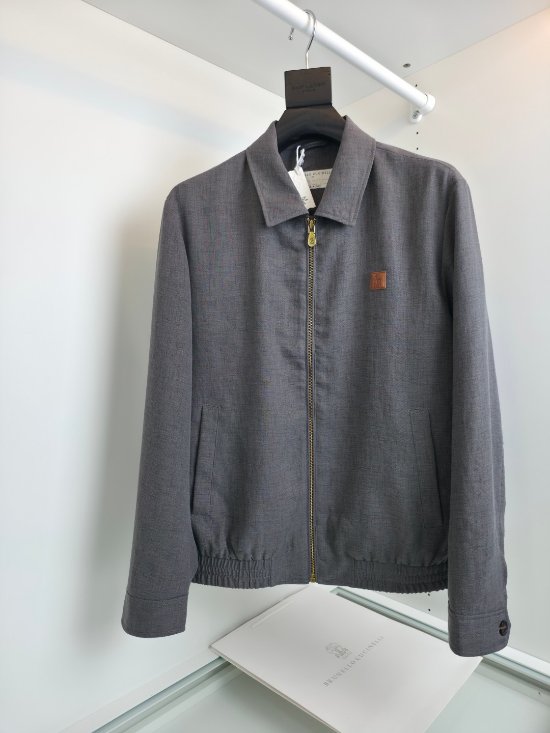 NO:775185,The highest version on the market, the girl inspects the goods, trims the three marks on the threads, and delivers the goods. You can post pictures and take videos. If you want quality and service, please add me on WeChat. We will not accept urgent orders. Brunell*cucill*2026 classic linen jacket, one of the iconic classic items. Made of the brand's iconic linen blended microfiber material, it is light and breathable. The small lapel design layout is both practical and retro. The small logo design on the chest is low-key and luxurious, belonging to the 'Old Money style'  Aesthetic)'s representative item, low-key luxury, suitable for travel, outdoor or daily commuting, can be easily paired with shirts, sweaters or casual pants. [Color] Beige, dark gray, light gray [Size] 48-56, men's clothing, brunello cucinelli, jackets & coats, shirts,19860909市面最高版本小妹验货、修剪线头上三标、发货可发图及拍视频,要品质要服务的加我微信,不接急单. Brunell*cucill*2026经典亚麻夹克,标志性的经典单品之一.采用品牌标志性的亚麻混纺微纤维材质,轻盈透气.小翻领设计布局,兼具实用性与复古感.胸口小logo设计低调奢华,属于“老钱风”（Old Money Aesthetic）的代表单品,低调奢华,适合旅行、户外或日常通勤,能轻松搭配衬衫、针织衫或休闲裤.【颜色】米色 深灰色 浅灰色【尺码】48-56,男装,brunello cucinelli,jackets & coats,shirts,,Women's clothing