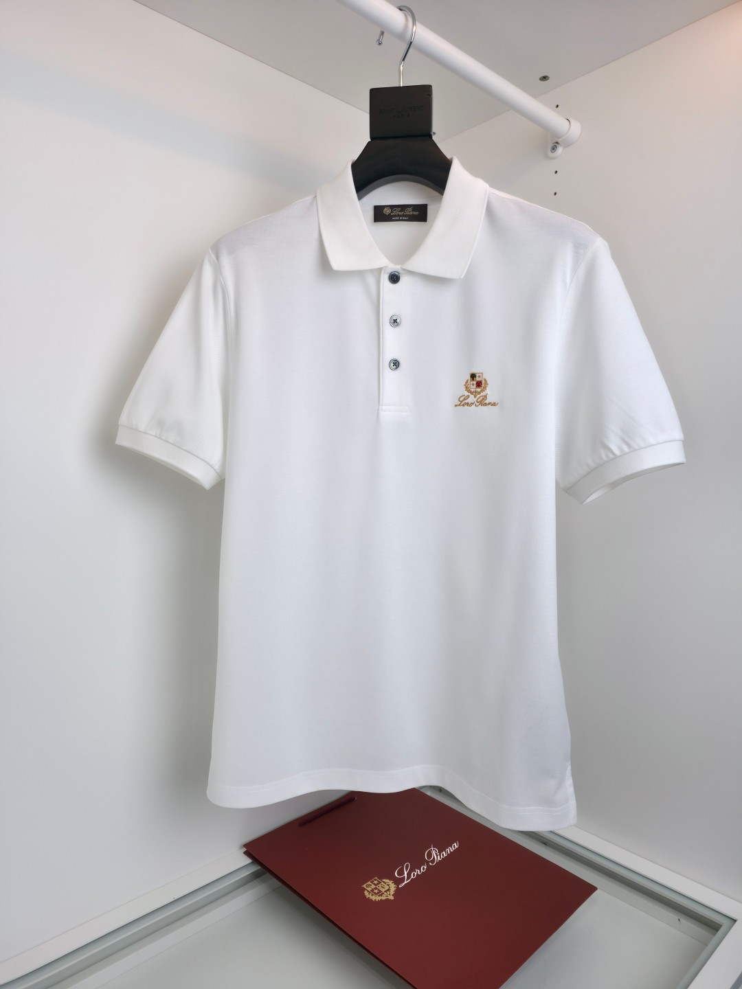 NO:775191,The highest version on the market, the girl will inspect the goods, trim the three marks on the threads, and ship the goods. You can send pictures and take videos. If you want quality or service, please add me on WeChat. We will not accept urgent orders. Loro  pian*2026 Elegant series of lapel POLO shirts, using classic design concepts, gold high-needle embroidery technology is complex and low-key luxury, 100-count mercerized Judy fabric, the upper body is comfortable and smooth, pure cotton combing and compact spinning technology make the fabric smooth and tight, giving the overall fabric a high-end feel, big-name professional  Supply, quality is absolutely guaranteed. The overall high breathability and softness are more prominent, and the full cotton texture causes extreme comfort. This T-shirt is very suitable for hot summers, low-key yet fashionable, and has high washability. The workmanship of the entire piece of clothing perfectly reflects the brand's design concept and sophisticated production technology. [Color] White  Black [size] M-3XL, men's clothing, loro piana, tees, t-shirt,19860909市面最高版本小妹验货、修剪线头上三标、发货可发图及拍视频,要品质要服务的加我微信,不接急单. Loro pian*2026典雅系列翻领POLO衫,采用经典设计理念,金色高针刺绣工艺复杂低调奢华,100支支丝光朱迪面料,上身舒适爽滑,纯棉精梳加上紧密纺纱工艺又使面料光滑紧密得到整体面料的高级感,大牌专业提供,质量绝对保证.整体高透气和柔软性的质感更加凸显,饱满的棉质感引起极度舒适.这件T恤非常适合炎炎夏日,低调而不失时尚感,耐洗性能高.整件衣服的做工完美体现出品牌的设计理念和精良的制作工艺.【颜色】白色 黑色【尺码】M-3XL,男装,loro piana,tees，t-shirt,,Women's clothing