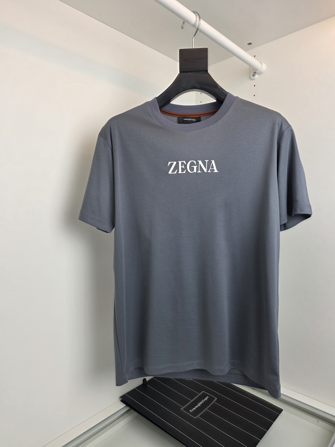 NO:775141,The highest version on the market, the girl inspects the goods, trims the three marks on the threads, and delivers the goods. You can send pictures and videos. If you want quality and service, please add me on WeChat. We will not accept urgent orders. Zeg*a is a wardrobe must-have. A basic round neck short-sleeved T-shirt for business and leisure. The chest logo printing design is very bright. It is a classic basic style every year. The fabric is never sloppy. The texture of mercerized cotton makes the overall feel comfortable, and the surface has a warm luster.  It looks like basic clothing, but it can be worn with a high-end feel. Standard cut, slightly elastic, no sense of restraint on the upper body. High-count mercerized cotton texture, skin-friendly, breathable, and has a good stiff feeling, whether worn alone or as a base, classic and versatile. Full product order [Color] White Blue Gray Brown [Size] M-319860909市面最高版本小妹验货、修剪线头上三标、发货可发图及拍视频,要品质要服务的加我微信,不接急单. Zeg*a杰*亚 衣橱必备 商务休闲必备的基础款圆领短袖T恤衫 胸口Logo印花设计 很有亮点,年年的经典基础款式 版型 面料绝不马虎 丝光棉的质地,让整体手感舒适,表面有着温润的光泽感 看似基础的服饰,但能穿出高级感 ,标准的剪裁,微微弹力 上身毫无束缚感 高支丝光棉质地,亲肤 透气,又有很好的挺括感,不管单穿 还是作为打底,经典百搭 全品相订单【颜色】白色 蓝色 灰色 棕色【码数】M-3XL 试穿172- 148穿L合适,男装,T-shirt,tees，t-shirt,,Women's clothing