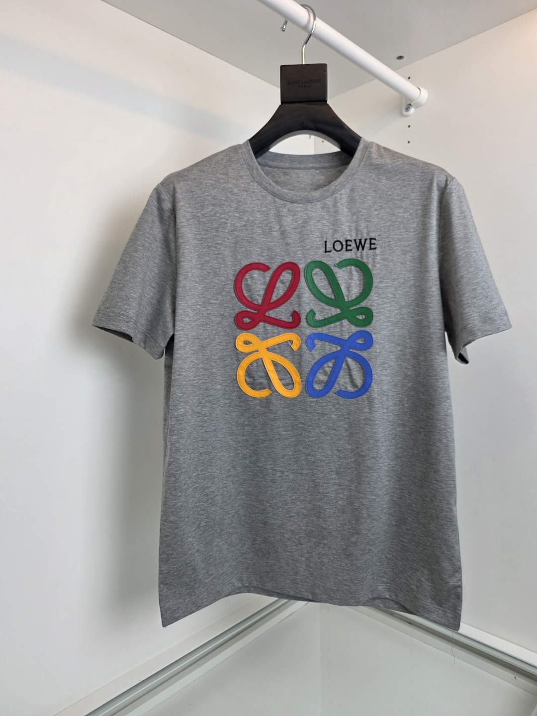 NO:778580,The highest version on the market, the girl will inspect the goods, trim the three marks on the threads, and ship the goods. You can post pictures and take videos. If you want quality or service, please add me on WeChat. We will not accept urgent orders. Luo*Wei L**WE 2026 new leather ligo T-shirt cabinet is on sale!  Different craftsmanship presents different fashion!  Concave and convex textured leather decorative lines, logo embellishment, slightly wide round neck T-shirt, LOE* Anagram design, making the whole body very detailed. The upper body is fashionable and young, ordered by a trading company. Slightly wide tailoring. The collar slightly fits the neck. It is made of 100% cotton fabric. The upper body is comfortable and breathable, suitable for daily basic wear. Whether worn alone or layered, it is simple and outstanding!  [Color] Black Gray White [Size] M-3XL, Loewe-clothing, loewe, loewe, tees, t-shirt,19860909市面最高版本小妹验货、修剪线头上三标、发货可发图及拍视频,要品质要服务的加我微信,不接急单. 罗*威L**WE 2026新款拼皮ligoT恤 柜在售！不同工艺呈现不一样的时尚！凹凸有质拼皮装饰线条,标志点缀微阔圆领T恤 LOE* Anagram设计, 让整体很有细节亮点 上身时尚而年轻,贸易公司订单 微阔的剪裁 领口微微贴合颈部 采用全棉质面料 有骨干 上身舒适透气,日常基础穿着.不管单穿还是内搭,简简单单就很出彩！【颜色】黑色 灰色 白色【尺码】M-3XL,罗意威-服装,loewe,loewe,tees，t-shirt,,Women's clothing