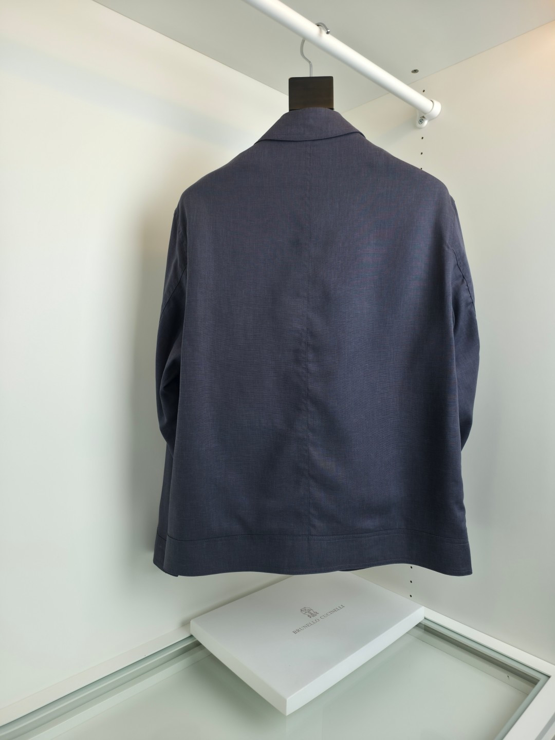 NO:775168,The highest version on the market, the girl inspects the goods, trims the three marks on the threads, and delivers the goods. You can post pictures and take videos. If you want quality and service, please add me on WeChat. We will not accept urgent orders. Brunell*cucill*2026 classic linen jacket, one of the iconic classic items. It is made of the brand's iconic linen blended microfiber material, which is light and breathable. The small lapel design layout is both practical and retro. The chest pocket is designed with a small logo to be low-key and luxurious, belonging to the 'Old Money style'  Aesthetic)'s representative item, low-key and luxurious, suitable for travel, outdoor or daily commuting, can be easily matched with shirts, sweaters or casual pants. [Color] White Navy [Size] 48-56, Men's clothing, brunello cucinelli, jackets & coats, shirts,19860909市面最高版本小妹验货、修剪线头上三标、发货可发图及拍视频,要品质要服务的加我微信,不接急单. Brunell*cucill*2026经典亚麻夹克,标志性的经典单品之一.采用品牌标志性的亚麻混纺微纤维材质,轻盈透气.小翻领设计布局,兼具实用性与复古感.胸口口袋搭配小logo设计低调奢华,属于“老钱风”（Old Money Aesthetic）的代表单品,低调奢华,适合旅行、户外或日常通勤,能轻松搭配衬衫、针织衫或休闲裤.【颜色】白色 藏蓝【尺码】48-56,男装,brunello cucinelli,jackets & coats,shirts,,Women's clothing