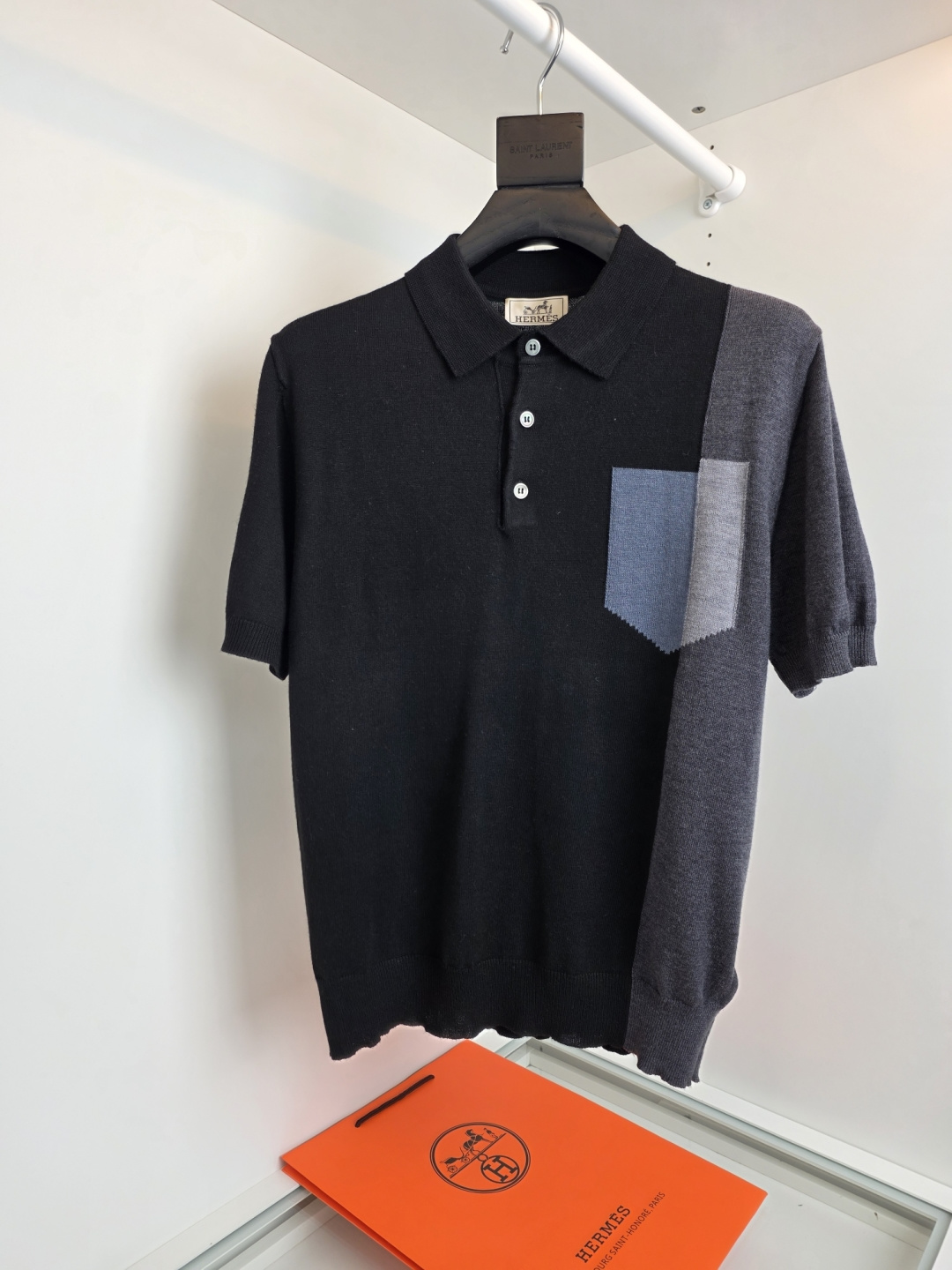 NO:775108,The highest version on the market, the girl will inspect the goods, trim the three marks on the threads, and ship the goods. You can post pictures and take videos. If you want quality or service, please add me on WeChat. We will not accept urgent orders. H family 2026 spring and summer latest fashion contrast color splicing men's lapel short-sleeved sweater, made of selected knitted cotton fabrics.  16-needle dense stitching, clear texture, tight and not easy to deform, soft and skin-friendly texture, full of high-end luxury quality; the comfort of wearing close to the body is absolutely unmatched by ordinary T-shirts, traditional POLO collar design, jacquard decoration on the chest pocket, simple and elegant, light business style, slim fit  Extremely exquisite, fashionable and aesthetically pleasing, the upper body is stylish and tasteful, showing off the big-name temperament, looking young and versatile, showing the charm of a fashionable business man. Export order standards, details are handled very well, it is a top-notch knitted Polo shirt that you don’t want to take off. [Color] Black Gray [Size] M-3XL, men’s clothing, T-shirt,19860909市面最高版本小妹验货、修剪线头上三标、发货可发图及拍视频,要品质要服务的加我微信,不接急单. H家 2026春夏最新时尚撞色拼接男士翻领短袖针织衫,精选针织棉质面料制成, 16针密致针法,纹理清晰,紧密不易变形,质感软糯亲肤,尽显高端奢华品质；贴身穿着的舒适度绝对是普通Ｔ恤无法比拟的,传统POLO领设计,胸前口袋提花装饰 简单大方,轻商务风格,修身版型 极为精致考究,时尚而又极具美感,上身有格调有品位,大牌气质展露无遗,显年轻又百搭,彰显充满时尚潮流的商务型男魅力.出口订单标准,细节处理非常到位,是一款上身就不想脱的顶级针织Polo衫.【颜色】黑色 灰色【尺码】M-3XL,男装,T-shirt,,Women's clothing