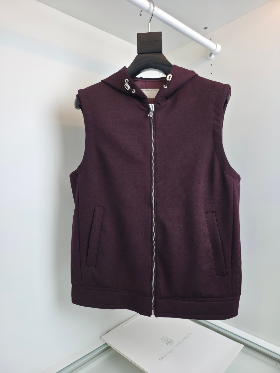 NO:775127,The highest version on the market, the girl inspects the goods, trims the three marks on the threads, and delivers the goods. You can send pictures and videos. If you want quality and service, please add me on WeChat. We will not accept urgent orders. BRUNELLO CUCINELLI old money style recommendation 2026 spring and summer cotton and linen blended hooded casual vest jacket. I like his design and highly recommend. The seemingly simple design has a sense of detail. The inner silk lining is super comfortable. All hardware accessories Italian casual tailoring. Morning and evening  A practical and stylish one. The fabric of the body is made of cotton and linen blended material. It is lined and feels comfortable. The upper body is stiff and stylish. Orders in full condition [Color] Beige Purple [Number of yards] 48-56, Men's clothing, brunello cucinelli, jackets & coats, hats,19860909市面最高版本小妹验货、修剪线头上三标、发货可发图及拍视频,要品质要服务的加我微信,不接急单. BRUNELLO CUCINELLI老钱风推荐 2026春夏 棉麻混纺戴帽款休闲马甲外套 喜欢他家的设计 强烈推荐 看似简约的设计 很有细节感 内里丝质内衬超舒适 全品相五金辅料 意式休闲的剪裁 早晚 实穿而有格调的一款 衣身的面料采用棉麻混纺的材质 有内衬 手感舒适 上身 挺括有型 全品相的订单【颜色】 米色 紫红【码数】48-56,男装,brunello cucinelli,jackets & coats,hats,,Women's clothing