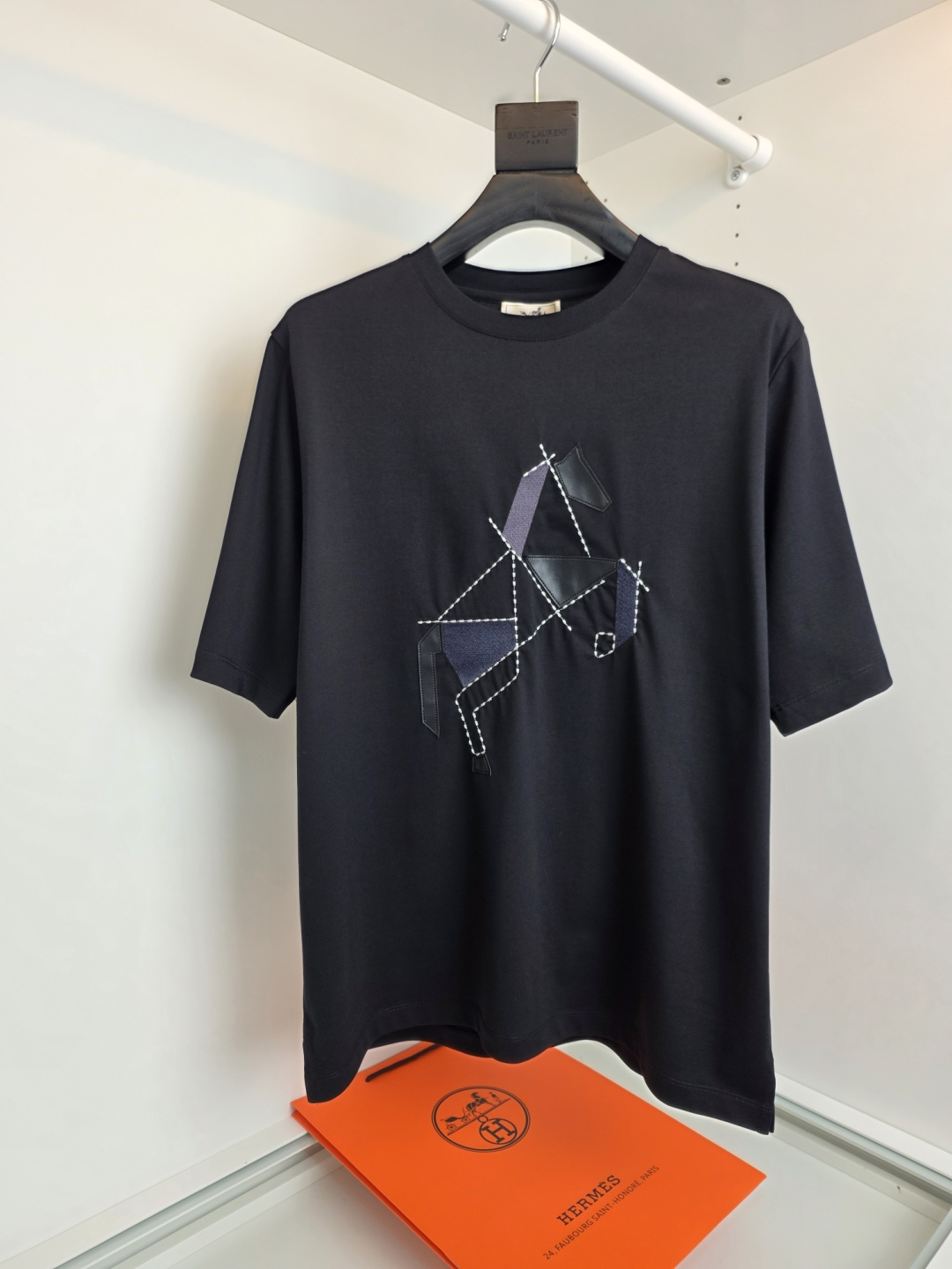 NO:775112,The highest version on the market, the girl inspects the goods, trims the three marks on the threads, and delivers the goods. You can post pictures and take videos. If you want quality and service, please add me on WeChat. We will not accept urgent orders. He*mès 2026 Spring and Summer 'Cheval tangram micro wide round neck short-sleeved T-shirt. The latest horse-themed graphic design is embellished with embroidery combined with patchwork details. The upper body is fashionable and gives a modern feel.  The original slightly wide cut, the collar slightly fits the neck, making the overall upper body look more youthful and fashionable. Before cutting, the fabric is strictly washed according to the standard of 5 times before dyeing, and the shrinkage rate is controlled within 2. The fabric is made of custom-made high-weight pure cotton texture, with a warm and moist luster on the surface. The upper body is comfortable and smooth, high-end, skin-friendly, breathable, and has a very stiff feeling. [Color] Black, Navy Blue, Gray [Size] M-3XL  Try on 172-148, L size is suitable, men's clothing, T-shirt, tees, t-shirt,19860909市面最高版本小妹验货、修剪线头上三标、发货可发图及拍视频,要品质要服务的加我微信,不接急单. 爱*仕(He*mès) 2026春夏“Cheval tangram微阔圆领短袖T恤衫 最新马的主题图形设计 以刺绣结合拼皮的细节点缀 上身时尚而赋予现代气息感 原版微阔的剪裁,领口微微贴合颈部,让整体上身更显年轻时尚 , 面料在裁剪前,严格按照染色前5次 洗水的标准, 将缩水率控制在2内, 面料采用客供定织高克重纯棉质地,表面有着温润的光泽感,上身舒适顺滑,显高档 亲肤 透气,又有很好挺括感【颜色】黑色 藏蓝 灰色【码数】M-3XL 试穿172-148 穿L码合适,男装,T-shirt,tees，t-shirt,,Women's clothing