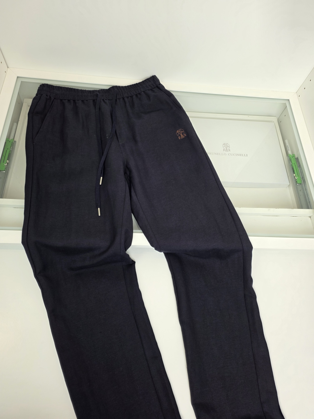 NO:775130,The highest version on the market, the girl will inspect the goods, trim the three marks on the threads, and deliver the goods. You can post pictures and take videos. If you want quality or service, please add me on WeChat. We will not accept urgent orders. Highly recommended!  Comfortable Linen Series It’s not easy for men to wear linen. BC’s main line of linen trousers is a pair of mid-length trousers that are excellent in appearance, fabric and workmanship. They are picked from nature. Pure natural linen material is environmentally friendly and comfortable. Linen has better moisture wicking, refreshing and breathable effects, and is more skin-friendly!  It feels quite soft and waxy to the touch, and the good linen material has toughness and a muscular feel. The upper body is comfortable, stiff and stylish!  In terms of trousers, they have a small straight cut, a slightly tapered design, and a more handsome upper body. The elastic waist and drawstring adjustment are comfortable and convenient. The embroidery details are well processed. They are shipped together with the bulk goods from the counter. The quality control is trustworthy!  [Color] Beige Black [Size] M- XXL, Men's,19860909市面最高版本小妹验货、修剪线头上三标、发货可发图及拍视频,要品质要服务的加我微信,不接急单. 满分推荐！舒适亚麻系列 穿亚麻的男人都不简单 BC主线的亚麻长裤,颜值,面料,做工各方面都很在线的一条中裤,采撷于自然,纯天然的亚麻材质,环保舒适,麻料具有更加优秀的吸湿排汗,清爽凉快和透气效果,亲肤性也更出色！手感上还是蛮软糯的,好的亚麻料及具韧性和筋骨感,上身自在舒适,挺括有型！裤型方面,小直筒的裁剪,有点微锥形的设计,上身更加帅气,松紧腰,抽绳调节,舒适便捷,刺绣细节处理嘎嘎好,和专柜大货一起出货,品控值得信赖！【颜色】米色 黑色【尺码】M- XXL,男装,,Women's clothing