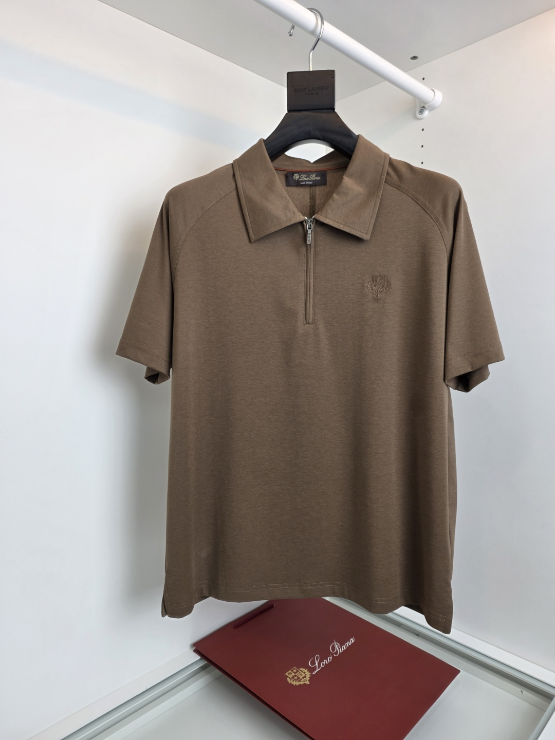 NO:775134,The highest version on the market, the girl inspects the goods, trims the three marks on the threads, and ships the goods. You can send pictures and videos. If you want quality and service, add me on WeChat. We will not accept urgent orders. Lo*ro Pi*na Nuo u Pianya Tencel Mulberry Silk Blended POLO Shirt 2026 Spring and Summer Logo Theme Embroidered Lapel Zipper T-shirt, classic Logo LOGO design with full hardware zippers, and the chest is presented with embroidery technology  Imported Behringer embroidery machine embroidery. Master craftsman with more than ten years of plate making. Every stitch is very delicate. Look at the details. The pattern is fine and textured. Fitted tailoring. The neckline fits the neck slightly, making the overall upper body more youthful and fashionable. The fabric is made of mercerized cotton. The surface has a warm luster. It is skin-friendly, breathable and has a good sense of stiffness. [Color] Black Khaki [Size] M-3XL  Try on 172-148, suitable for L, men's clothing, tees, t-shirt,19860909市面最高版本小妹验货、修剪线头上三标、发货可发图及拍视频,要品质要服务的加我微信,不接急单. Lo*ro Pi*na诺 u翩雅 天丝桑蚕丝混纺POLO衫 2026春夏 标志主题刺绣翻领拉链T恤衫,经典款 标志LOGO设计 搭配全品相五金拉链,胸口 采用刺绣工艺来呈现 进口百灵达绣花机刺绣.十几年的老师傅 制版 一针一线非常精致 看细节 图案精细而显质感 合体的剪裁 领口微微贴合颈部,让整体上身更显年轻时尚 , 面料采用丝光棉的材质 表面有着温润的光泽感 亲肤 透气 又有很好的挺括感【颜色】 黑色 卡其色【码数】M-3XL 试穿172-148穿L合适,男装,tees，t-shirt,,Women's clothing