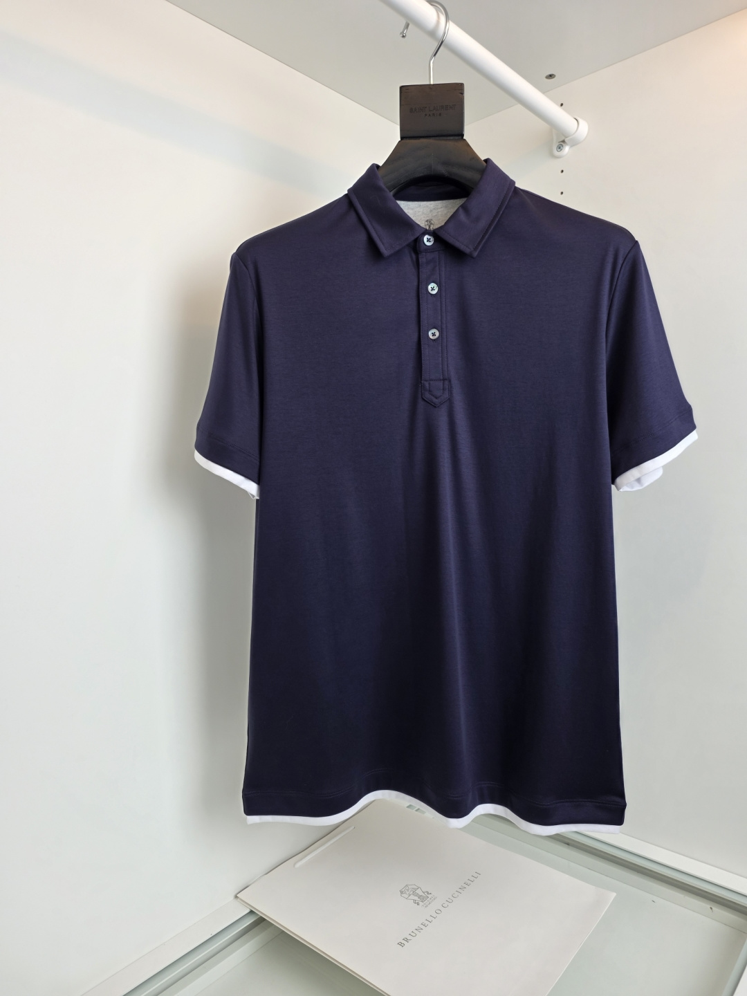 NO:775104,The highest version on the market, the girl inspects the goods, trims the three marks on the threads, and delivers the goods. You can send pictures and take videos. If you want quality or service, add me on WeChat. We do not accept urgent orders. Bru**llo Cuci**lli is recommended by old money and new money!  2026 summer classic style every year, classic and versatile classic double mercerized POLO shirt!  A classic style that can be matched every year for business and commuting. Classic three-button turtleback details. This year, the collar and sleeve edges are decorated with contrasting colors to make the overall upper body feel more exquisite. Inside logo. Fitted version. There are not too many decorative embellishments. The pattern fabric is easy to match as the overall design. The fabric is made of custom-made pique fabric, which is skin-friendly and breathable. At the same time, the fabric is very backbone, the upper body is crisp and stylish, and the hardware and accessories are all ready to order.  I like their designs and highly recommend [Color] Navy Blue White Gray [Size] M-3XL, try on 172-148 and wear L for a slim fit, men's clothing,19860909市面最高版本小妹验货、修剪线头上三标、发货可发图及拍视频,要品质要服务的加我微信,不接急单. Bru**llo Cuci**lli 老钱新贵推荐！2026夏季 年年经典款式 经典百搭经典双丝光POLO衫 ！年年经典款式 商务通勤都能很好搭配的一款 . 经典三粒扣 龟背的细节 细节上今年采用领边 袖边撞色的点缀 让整体上身感更显精致细节 内里标志 合体的版型.没有过多的装饰点缀 以版型面料考究易于搭配 作为整体设计 面料采用客供定织 珠地面料,亲肤透气同时,面料很有骨干,上身挺括有型,五金辅料 全品相订单 喜欢他家的设计 强烈推荐【颜色】 藏蓝 白色 灰色 【码数】M-3XL 试穿172-148穿L修身感,男装,,Women's clothing