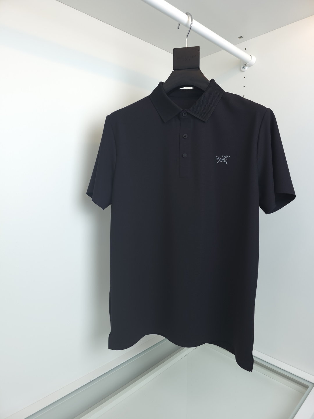 NO:776473,The highest version on the market, the girl will inspect the goods, trim the three marks on the threads, and ship the goods. You can post pictures and take videos. If you want quality or service, please add me on WeChat. We will not accept urgent orders. AC26 Bird's flagship product, men's laminated seamless POLO short-sleeved T-shirt!  The technical fabric specially supplied from Japan is close-fitting and comfortable, and can quickly absorb moisture and keep you dry. It has additional movement space under the armpits to avoid tightness and restraint, making it flexible and durable. Seamless price reduction technology is used at the seams of the cuffs and hem. When the fabric is extremely elastic, it is not easy to use fully seamless price reduction technology, and it is not something ordinary small factories can do. The slit design at the bottom adds a business atmosphere, and one piece of clothing can be used for all occasions!  [Color] Gray light blue navy black [Size] M- XXL, men's clothing, jil sander, T-shirt, tees, t-shirt,19860909市面最高版本小妹验货、修剪线头上三标、发货可发图及拍视频,要品质要服务的加我微信,不接急单. AC26鸟家的皇牌产品,男款压胶无缝 POLO短袖T恤！日本特供的科技面料,贴身舒适的同时可以快速吸湿排汗,保持干爽.腋下增设活动空间避免紧绷束缚感,灵活耐穿.袖口和下摆接缝处均采用了无痕压价技术,面料弹性极大的情况下,采用全无痕压价技术,绝非易事,也不是一般的小工厂可以做到的.底边开衩设计,增加了商务的气息,一件衣服完全可以驾驭所有场合！【颜色】灰色 浅蓝 藏蓝 黑色【尺码】M- XXL,男装,jil sander,T-shirt,tees，t-shirt,,Women's clothing