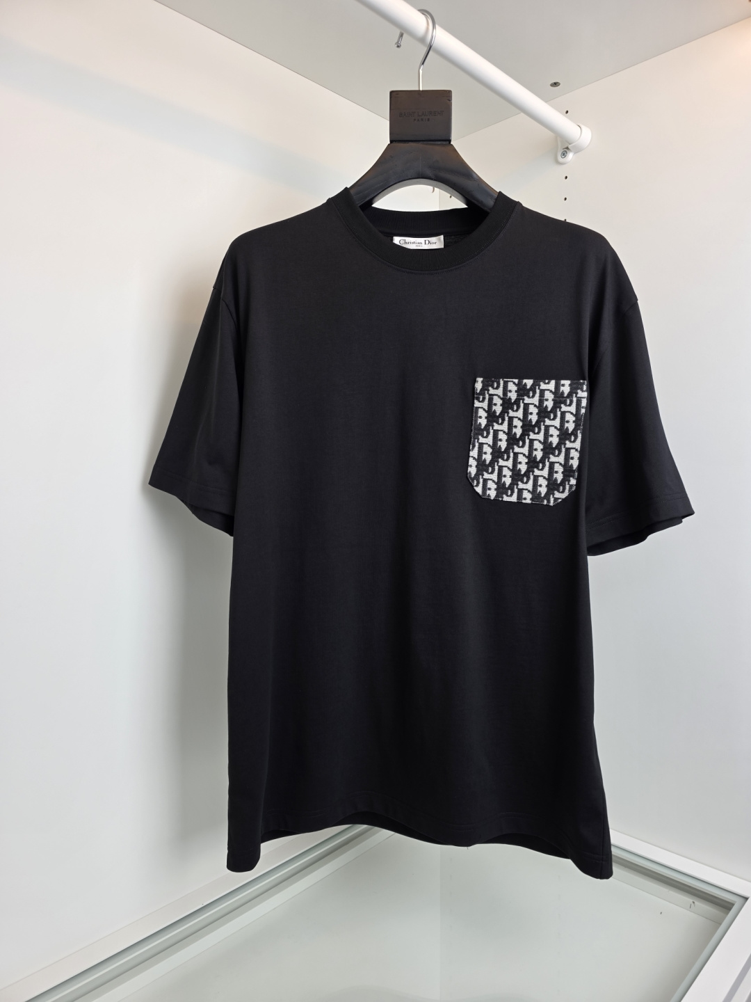 NO:776467,The highest version on the market, the girl inspects the goods, trims the three marks on the threads, and delivers the goods. You can send pictures and videos. If you want quality and service, add me on WeChat. We will not accept urgent orders. d*or Dior spring and summer new style, on sale in the cabinet. High-end embroidery style. This T-shirt comes from the DIOR BY ERL exclusive joint series. It is made of white cotton chest decorated with contrasting Dior by ERL embroidery and printing. Embroidered by a million-level Behringer embroidery machine. Every stitch is very delicate.  The overall style is very detailed and textured. The whole product is of high quality. It has a slightly loose cut and no sense of restraint on the upper body. The fabric is made of mercerized cotton and has a warm luster on the surface. It is skin-friendly and breathable, and has a good skin texture. Business casual commuter style [Color] Black White [Size] M-2XL, Dior-clothing, dior, dior,19860909市面最高版本小妹验货、修剪线头上三标、发货可发图及拍视频,要品质要服务的加我微信,不接急单. d*or 迪*奥 春夏新款,柜在售 高端刺绣款 这款 T 恤来自 DIOR BY ERL 尊享联名系列.采用白色棉质胸前饰以对比鲜明的 Dior by ERL 刺绣和印花.百万级百灵达绣花机刺绣.一针一线非常精致 整体很有细节质感,全品相品质单,略微宽松的剪裁,上身毫无束缚感,面料采用丝光棉的质地 ,表面有着温润的光泽感,亲肤透气的同时,又有着很好的骨感,商务休闲通勤款【颜色】黑色 白色 【码数】M-2XL,迪奥-服装,dior,dior,,Women's clothing