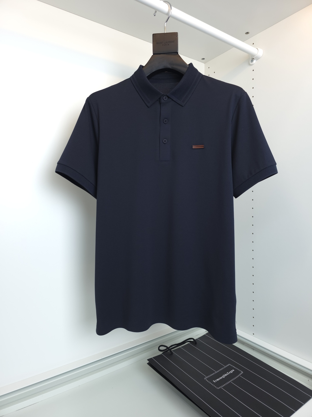 NO:776451,The highest version on the market, the girl inspects the goods, trims the three marks on the threads, and delivers the goods. You can post pictures and take videos. If you want quality and service, add me on WeChat. We will not accept urgent orders. ZEG*N Tencel Series 2026 Spring and Summer New Business Casual Lapel Short-sleeved POLO Shirt. The classic three-button shirt every year. This year, it uses Tencel blended fabric, with outstanding hand feel, adding a touch of low-key luxury. Classic business commuting, spring and summer outer wear.  A well-fitting tailoring fabric that can be matched well with inner wear. It is made of Tencel mercerized material. It is skin-friendly, breathable, warm and supportive at the same time. The surface of the fabric has a silky texture. It is a classic style and can be matched well for daily business and commuting. Full product order [Color] Apricot White Black [Size] M-2XL Try on 172-148 to wear L loose feeling, men's clothing, T-shirt,19860909市面最高版本小妹验货、修剪线头上三标、发货可发图及拍视频,要品质要服务的加我微信,不接急单. ZEG*N 杰*亚天丝系列 2026春夏新款商务休闲翻领短袖POLO衫 年年经典三粒扣 ,今年采用天丝混纺面料,手感出众,低调奢华再添一笔,经典商务通勤 春夏外穿 内搭都能很好搭配的一款合体的剪裁面料采用天丝丝光材质 亲肤 透气 保暖的同时又能支撑挺括 面料表层呈现丝质质感 经典的款式 平时商务通勤 都能很好搭配 全品相订单 【颜色】 杏色 白色 黑色【码数】M-2XL 试穿172-148穿L宽松感,男装,T-shirt,,Women's clothing