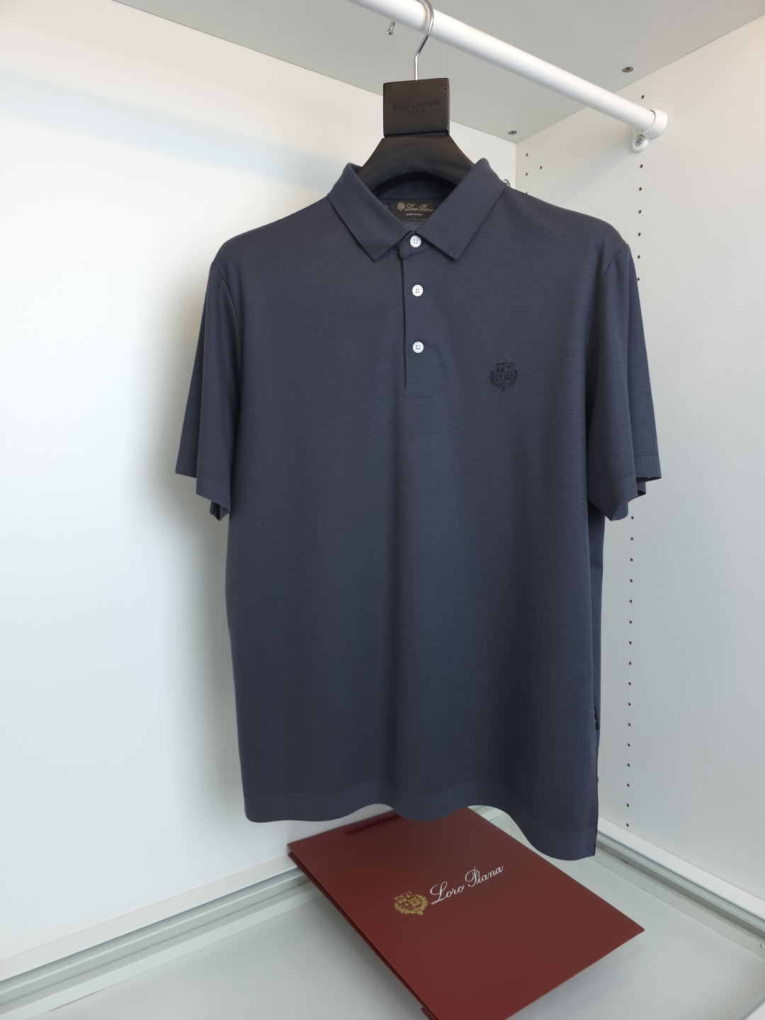 NO:776461,The highest version on the market, the girl will inspect the goods, trim the three marks on the threads, and ship the goods. You can post pictures and take videos. If you want quality or service, please add me on WeChat. We will not accept urgent orders. Italian old-money Lor* Pian* Tencel series POLO shirt, 2026 spring and summer, now on sale!  It uses customer-supplied Tencel fabric and LP classic logo embroidery to create a light luxury casual style that is unique to the brand. The same color matching makes the presbyopia low-key and high-end, and is visually more refined. The classic lapel + ribbed edge design, the cuffs and hem are ribbed, taking into account comfort and stiffness, and the version is loose and casual. The customer-supplied Tencel blended knitted fabric has a comfortable and noble feel. The jacquard process makes the pattern three-dimensional and full, breathable and skin-friendly, suitable for spring and summer wear, comfortable and stylish  Full photo order [Color] Hidden Black Gray [Size] M-2XL, men's clothing, loro piana,19860909市面最高版本小妹验货、修剪线头上三标、发货可发图及拍视频,要品质要服务的加我微信,不接急单. 意大利老钱Lor* Pian*天丝系列POLO衫,2026春夏 柜在售！采用客供天丝面料,LP经典logo刺绣,打造出独属于品牌标志性的轻奢休闲,同色系配色让老花低调又高级,视觉上更显精致.经典翻领+罗纹收边设计,袖口与下摆均做罗纹收口,兼顾舒适与挺括感,版型偏宽松休闲.客供天丝混纺针织面料,手感舒适高贵,提花工艺让图案立体饱满,透气亲肤,适合春夏穿着,舒适有型 全品相订单 【颜色】藏黑色 灰色【码数】M-2XL,男装,loro piana,,Women's clothing