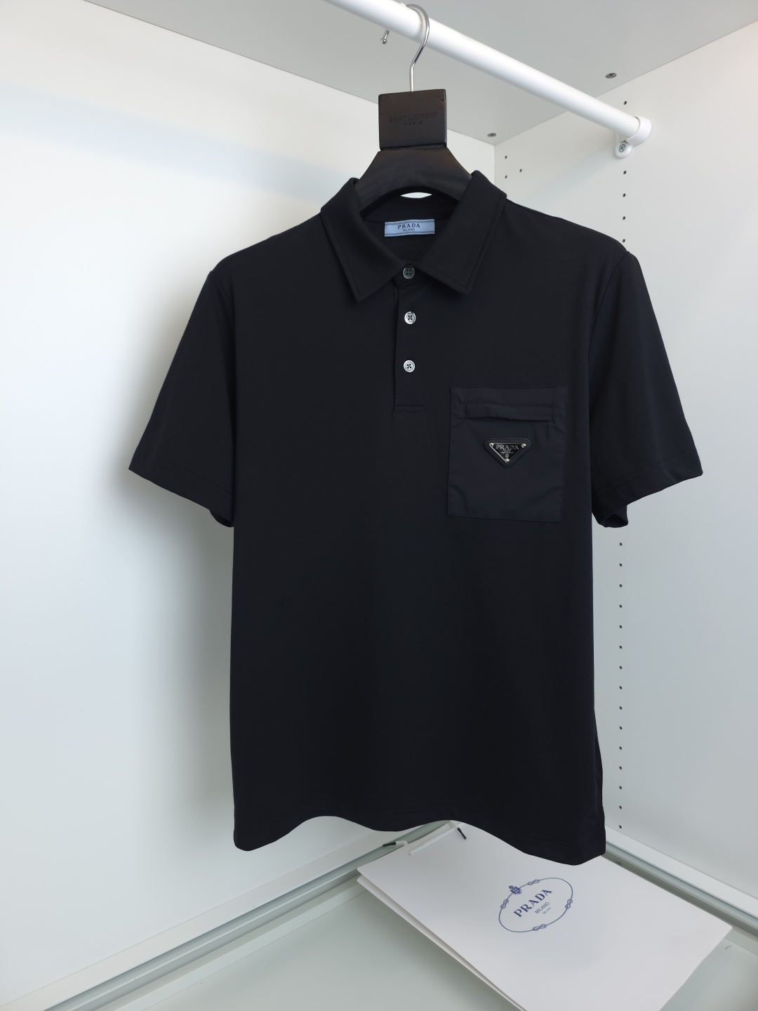 NO:776441,The highest version on the market, the girl will inspect the goods, trim the three marks on the threads, and ship the goods. If you want quality and service, please add me on WeChat. We will not accept urgent orders. PR2026 Spring and Summer Annual Classic Men's short-sleeved POLO shirt. Classic and versatile. A must-have style for the wardrobe. Three-button lapel style. Classic triangle logo pocket embellishment on the chest. Low-key and restrained. Fitted tailoring. Slits on both sides make the whole body more upright and stylish. Light business casual design allows you to easily control different occasions.  The fabric is made of high-quality mercerized cotton, with a warm luster on the surface. The upper body is high-end and at the same time, it is comfortable, skin-friendly, and breathable. It is very practical for commuting and leisure. Full product order [Color 690] Black, light blue, sapphire blue, floral gray [Size] M-3XL, Prada-clothing, prada, T-shirt,19860909市面最高版本小妹验货、修剪线头上三标、发货可发图及拍视频,要品质要服务的加我微信,不接急单. PR2026春夏 年年经典 男士短袖POLO衫. 经典百搭.衣橱必备的款式 三粒扣翻领款式 胸口经典三角标口袋的点缀 低调 内敛 合体的剪裁 两侧开叉 让整体更加挺拔有型 轻商务休闲设计 让您轻松驾驭不同场合. 面料采用优质丝光棉材质,表面有着温润的光泽感 上身高档的同时 舒适,亲肤,透气好,平时通勤休闲都很实穿的一款 全品相订单 【颜色690】黑色 浅蓝 宝蓝 花灰【尺码】M-3XL,普拉达-服装,prada,T-shirt,,Women's clothing