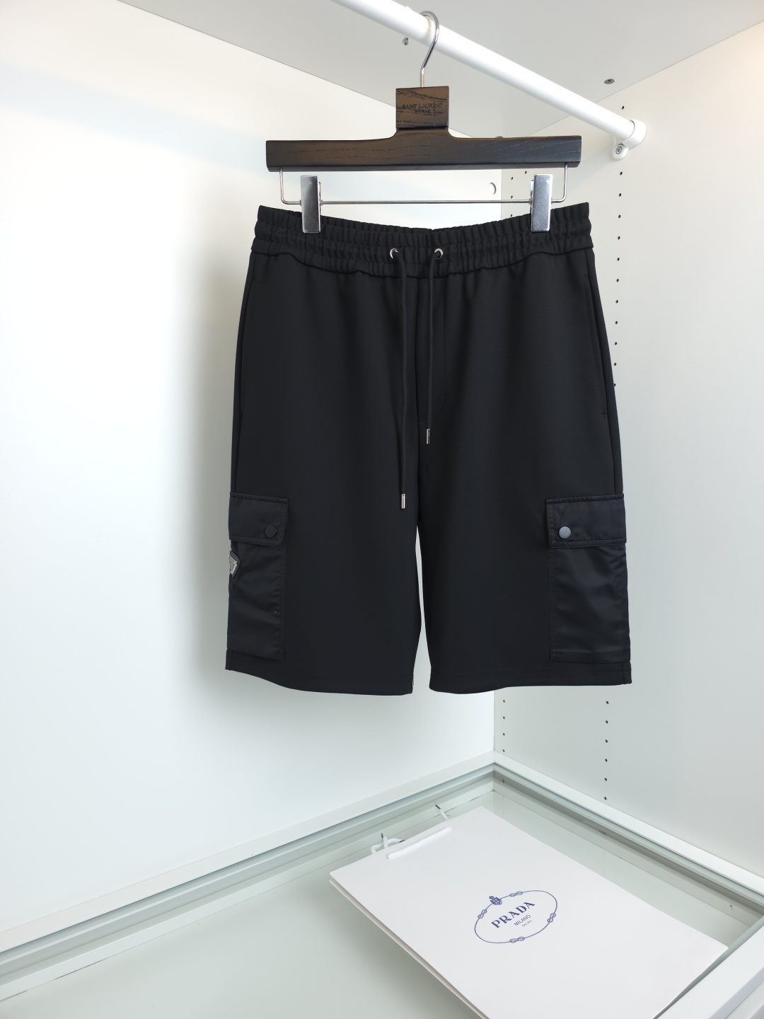 NO:776902,The highest version on the market, the girl inspects the goods, trims the three marks on the threads, and delivers the goods. You can send pictures and videos. If you want quality and service, please add me on WeChat. We will not accept urgent orders. PRA*2026 spring and summer classic casual shorts. Introverted and low-key design style, work pocket design decoration on both sides + brand triangle logo embellishment. The pattern adopts standard tailoring to add a sense of fashion and trend. The fabric is made of custom-woven pure cotton fabric. The upper body is breathable, soft and skin-friendly, and has a delicate feel.  Elastic waist drawstring. You don’t have to worry about the discomfort of being too loose or too tight on your upper body. Waist circumference 82CM, suitable for 2 feet 5 wearing L. [Color] Black [Size] M-3XL, Prada-clothing, prada, prada, shorts,19860909市面最高版本小妹验货、修剪线头上三标、发货可发图及拍视频,要品质要服务的加我微信,不接急单. PRA*2026春夏经典款休闲短裤 内敛低调的设计风格,两侧工装口袋设计装饰+品牌三角标志点缀 版型版型上采用标准的剪裁 多了一点时尚潮流感 面料采用客供定织纯棉面料 上身透气,柔软亲肤,手感细腻、 松紧腰围抽绳 上身不用担心过松过紧的不舒适感 腰围82CM2尺5穿L合适【颜色】黑色【尺码】M-3XL,普拉达-服装,prada,prada,shorts,,Women's clothing