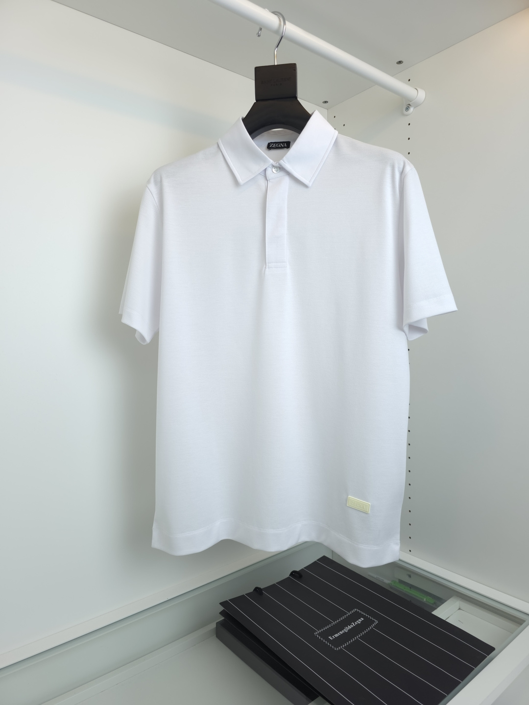 NO:776880,The highest version on the market, the girl inspects the goods, trims the three marks on the threads, and delivers the goods. You can send pictures and videos. If you want quality and service, add me on WeChat. We will not accept urgent orders. ZEG*N 2026 spring and summer new business casual lapel short-sleeved POLO shirt, classic mercerized fabric. This year, a silk lapel design is added to stagger the texture with the large body fabric. The combination of hidden buttons adds a touch of low-key luxury. Logo on the hem, classic business commuting spring and summer outerwear  A well-fitting tailoring fabric that can be matched well with inner wear. It is made of double mercerized material. It is skin-friendly, breathable, warm and supportive at the same time. The surface of the fabric has a silky texture. It is a classic style and can be matched well for daily business and commuting. Full product is in order. [Color] Black Gray White [Size] M-2XL Try on 172-148 to wear L loose feeling, men's clothing, T-shirt,19860909市面最高版本小妹验货、修剪线头上三标、发货可发图及拍视频,要品质要服务的加我微信,不接急单. ZEG*N 杰*亚 2026春夏新款商务休闲翻领短袖POLO衫 ,经典丝光面料,今年加入丝质翻领设计,和大身面料错开质感,隐藏纽扣的搭配让低调奢华再添一笔,下摆标志logo,经典商务通勤 春夏外穿 内搭都能很好搭配的一款合体的剪裁面料采用双丝光材质 亲肤 透气 保暖的同时又能支撑挺括 面料表层呈现丝质质感 经典的款式 平时商务通勤 都能很好搭配 全品相订单 【颜色】黑色 灰色 白色【码数】M-2XL 试穿172-148穿L宽松感,男装,T-shirt,,Women's clothing