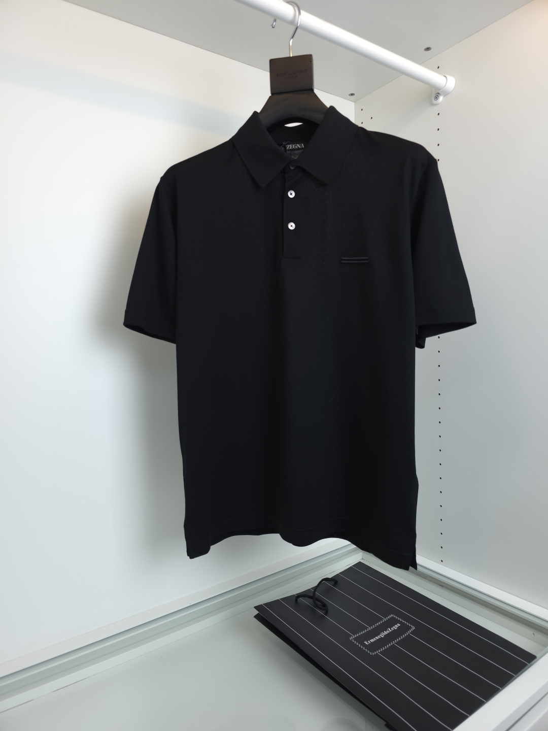 NO:776888,The highest version on the market, the girl inspects the goods, trims the three marks on the threads, and delivers the goods. You can post pictures and take videos. If you want quality and service, add me on WeChat. We will not accept urgent orders. ZEG*N 2026 Spring and Summer New Business Casual Lapel Short-Sleeved POLO Shirt, classic business design, exquisite embroidery on the chest, simple but not simple, business three-button commuting design, spring and summer outer wear, and a well-matched tailoring fabric that is made of Judy fabric and is skin-friendly  It is breathable and supportive at the same time. Colorful style design, suitable for daily wear and business commuting, can be matched well. Full product order [Color] Brown Blue Black White [Size] M-2XL Try on 172-148 to wear L loose feeling, men's clothing, T-shirt,19860909市面最高版本小妹验货、修剪线头上三标、发货可发图及拍视频,要品质要服务的加我微信,不接急单. ZEG*N 杰*亚 2026春夏新款商务休闲翻领短袖POLO衫 ,经典商务设计,胸口精致刺绣,简约而不简单,商务三粒扣通勤设计 春夏外穿 内搭都能很好搭配的一款合体的剪裁面料采用朱迪面料材质 亲肤 透气的同时又能支撑挺括 多彩款式设计 兼顾平时穿着和商务通勤 都能很好搭配 全品相订单 【颜色】棕色 蓝色 黑色 白色【码数】M-2XL 试穿172-148穿L宽松感,男装,T-shirt,,Women's clothing