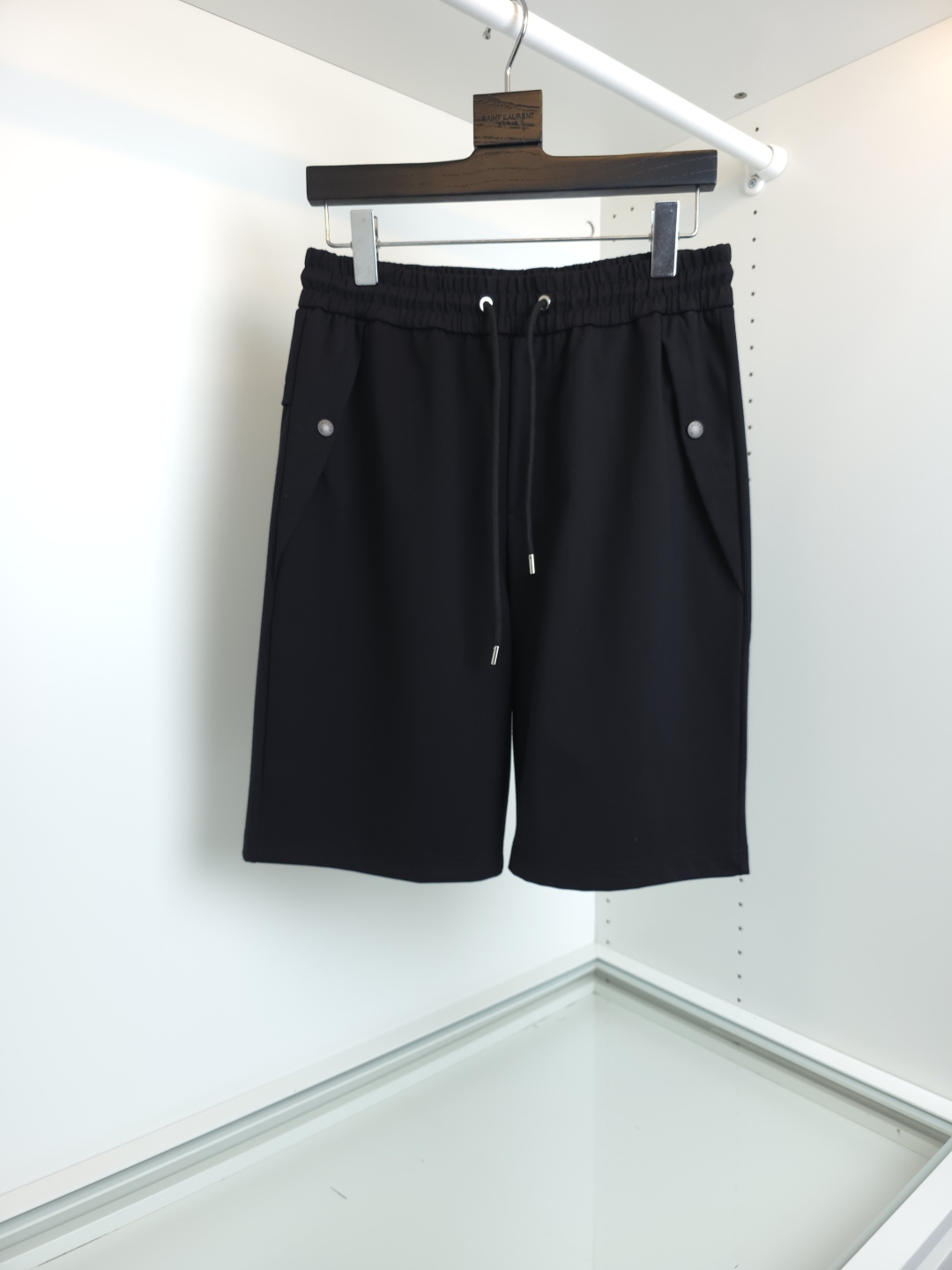 NO:777645,The highest version on the market, the girl inspects the goods, trims the three marks on the threads, and delivers the goods. You can send pictures and videos. If you want quality and service, please add me on WeChat. We will not accept urgent orders. MONCL**2026 spring and summer classic casual pants, classic pants style with unique pocket design to interpret the brand connotation and fashion trend. The fabric is made of custom-woven pure cotton fabrics. The upper body is breathable, soft and skin-friendly, and has a delicate touch. It has all-in-one hardware and an elastic waist drawstring.  You don’t have to worry about the discomfort of being too loose or too tight on your upper body. Waist size is 82CM, suitable for 2 feet 5 wearing L. [Color] Black [Size] M-3XL, Mouth-clothing, Moncler,19860909市面最高版本小妹验货、修剪线头上三标、发货可发图及拍视频,要品质要服务的加我微信,不接急单. MONCL**2026春夏经典款休闲中裤,经典裤型搭配独特口袋设计诠释品牌内涵和时尚潮流感 面料采用客供定织纯棉面料 上身透气,柔软亲肤,手感细腻、,全品相五金,松紧腰围抽绳 上身不用担心过松过紧的不舒适感 腰围82CM2尺5穿L合适【颜色】黑色【尺码】M-3XL,蒙口-服装,Moncler,,Women's clothing