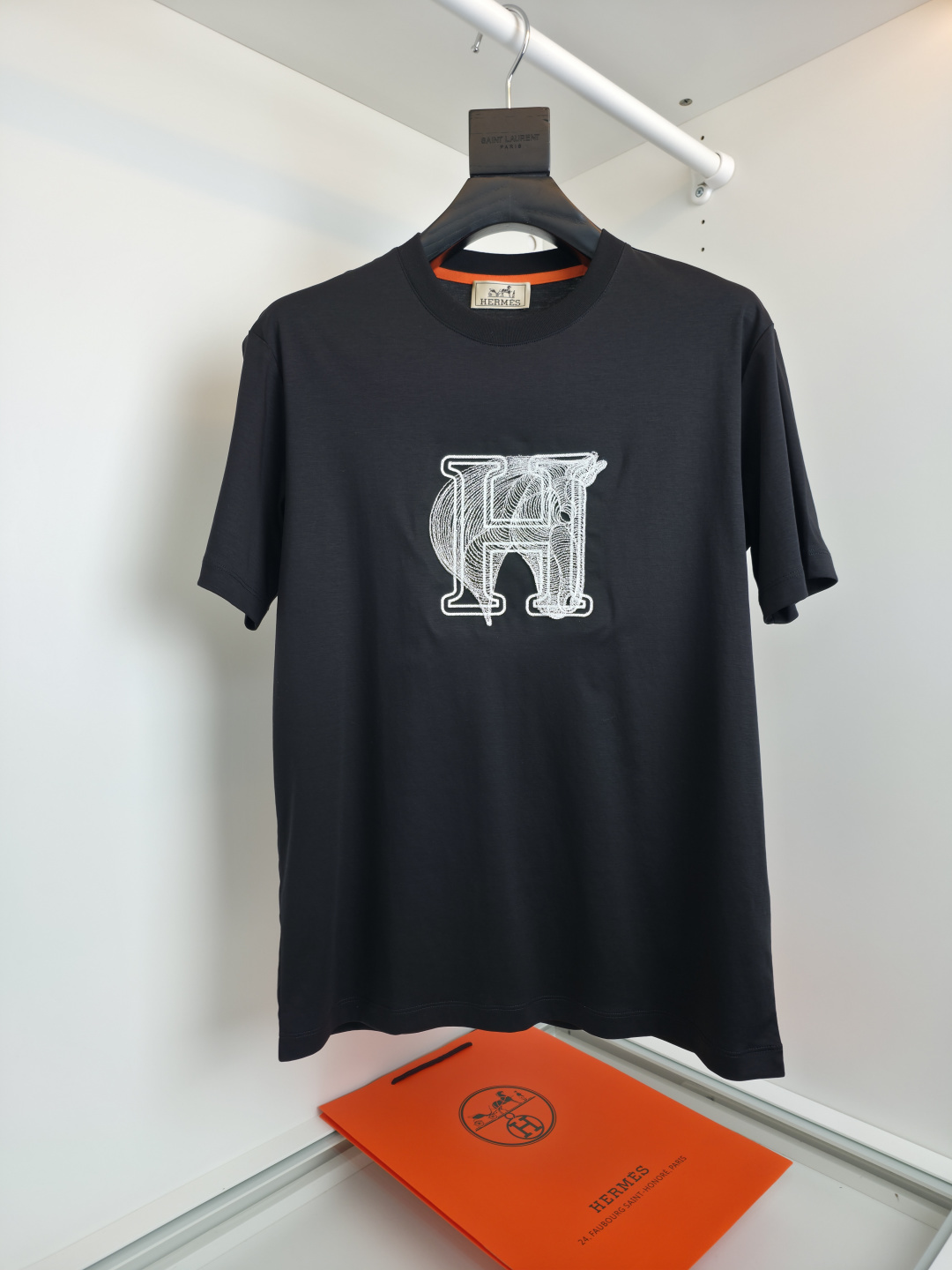 NO:776892,The highest version on the market, the girl inspects the goods, trims the three marks on the threads, and delivers the goods. You can send pictures and videos. If you want quality and service, add me on WeChat. We will not accept urgent orders. He*mès 2026 Spring and Summer The latest toothbrush embroidered round neck short-sleeved T-shirt with the Year of the Horse pattern. The new pattern of horse head design is presented using toothbrush embroidery and heavy embroidery. The upper body is high-end and bright. Imported Behringer embroidery machine embroidery. A master with more than ten years of experience.  The pattern making is very delicate every stitch. Look at the details. The pattern is fine and textured. Fitted tailoring. The hem is slit. The neckline fits the neck slightly, making the overall upper body more youthful and fashionable. The fabric is made of mercerized cotton. The surface has a warm luster. It is skin-friendly, breathable and has a good sense of stiffness. [Color] Black White [Size] M-3XL  Try on 172-148 to wear L slim fit, Hermes-clothing, hermes, T-shirt, tees, t-shirt,19860909市面最高版本小妹验货、修剪线头上三标、发货可发图及拍视频,要品质要服务的加我微信,不接急单. 爱*仕(He*mès) 2026春夏 最新马年图型牙刷绣圆领短袖T恤衫,新图型的马头设计 采用牙刷绣与重工刺绣的工艺来呈现 上身高档而有亮点 进口百灵达绣花机刺绣.十几年的老师傅 制版 一针一线非常精致 看细节 图案精细而显质感 合体的剪裁 下摆开叉 领口微微贴合颈部,让整体上身更显年轻时尚 , 面料采用丝光棉的材质 表面有着温润的光泽感 亲肤 透气 又有很好的挺括感【颜色】黑色 白色【码数】M-3XL 试穿172-148穿L修身感,爱马仕-服装,hermes,T-shirt,tees，t-shirt,,Women's clothing