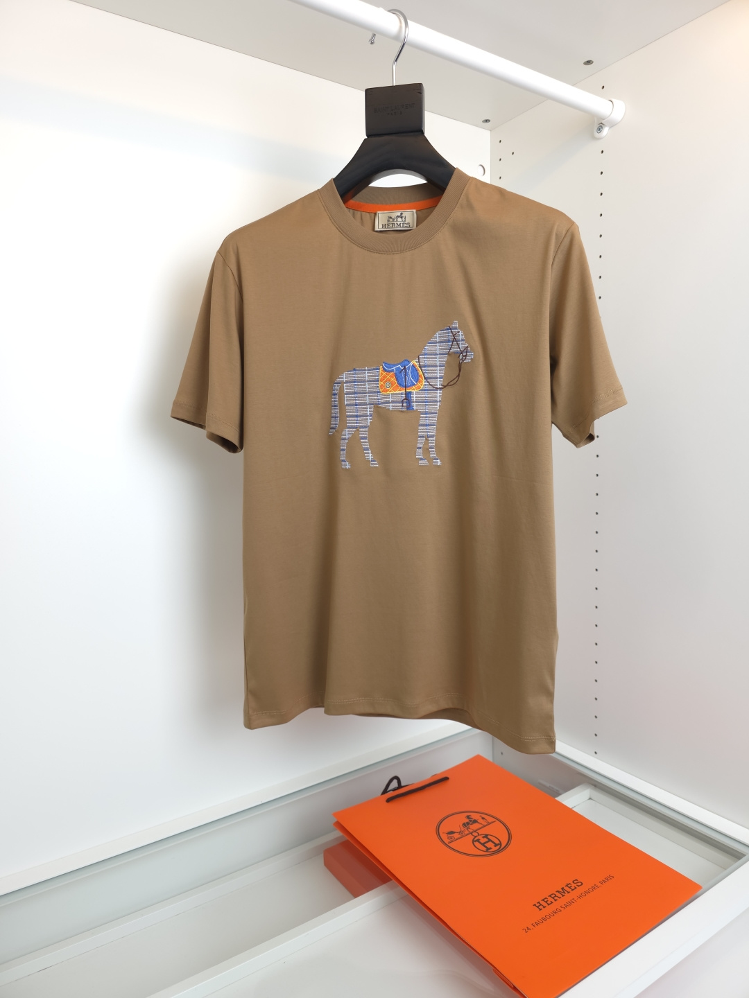 NO:776897,The highest version on the market, the girl will inspect the goods, trim the three marks on the threads, and deliver the goods. You can post pictures and take videos. If you want quality or service, please add me on WeChat. We will not accept urgent orders. He*mès 2026 Spring and Summer, cabinets are on sale!  H Cheval colorful embroidered horse round neck short-sleeved T-shirt is a classic every year. The embellishment embroidery of the iconic war horse is presented with colorful craft embroidery. It is simple but full of details. H’s micro-wide tailoring is not as wide as the fashion brand. It is slightly loose and the business casual size is just right. The neckline slightly fits the neck and the upper body is fashionable and textured. The quality is single. Before cutting, the fabric is strictly washed according to the standard of 5 times before dyeing to control the shrinkage rate.  Within 2, the slightly loose tailoring meets the simple needs of commuters for dressing. The upper body effect is very good, slimming, and not picky about the figure. The fabric is made of high-count mercerized cotton!  The surface is shiny, the upper body is comfortable and smooth, and the workmanship of the fabric is impeccable. Only good craftsmanship and good fabrics can give you a good taste. [Color] Black White Yellow [Number of Sizes] M-319860909市面最高版本小妹验货、修剪线头上三标、发货可发图及拍视频,要品质要服务的加我微信,不接急单. 爱 *仕(He*mès) 2026春夏,柜在售！ H Cheval 彩色刺绣马圆领短袖T恤 年年经典 标志战马的点缀刺绣 采用多彩工艺绣来呈现 简洁但很有细节亮点 H家的微阔剪裁 不像潮牌那么的宽大 略微的宽松 商务休闲尺度刚刚好 领口微微贴合颈部 上身时尚而有质感 品质单,面料在裁剪前,严格按照染 色前5次洗水的标准 , 将缩水率控制在 2之内,略宽松的剪裁,满足通勤人们对于着装的简约需求,上身效果很 好, 显瘦,不挑剔 身材.面料采用高支丝光棉！表面富有光泽,上身舒适顺滑,面料做工.... 无可 挑剔, 好工艺好面料才能穿出好品味一款【颜色】黑色 白色黄色【码数】M-3XL 试穿172-148穿L码合适,爱马仕-服装,hermes,T-shirt,tees，t-shirt,,Women's clothing