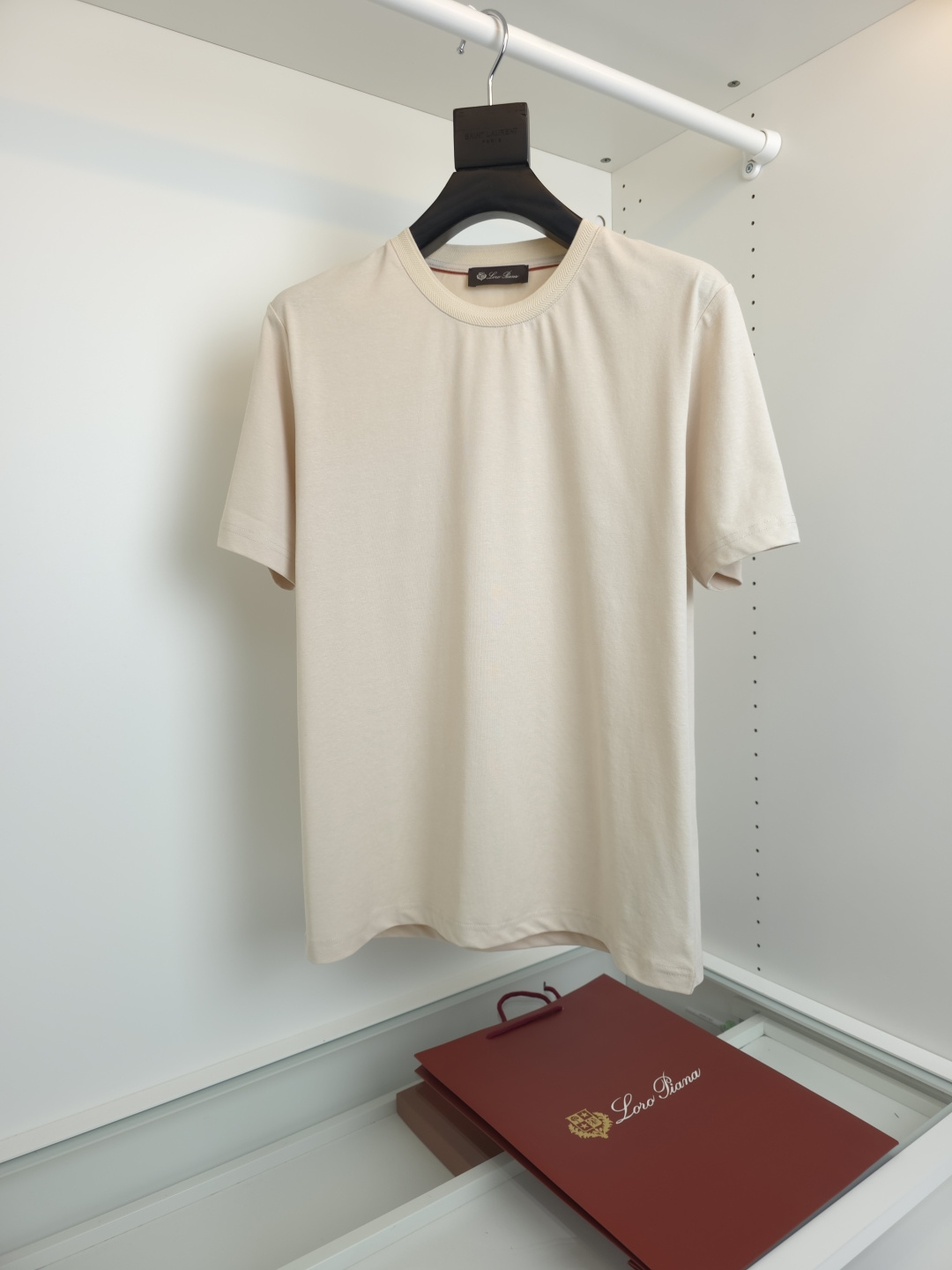 NO:776884,The highest version on the market, the girl will inspect the goods, trim the three marks on the threads, and ship the goods. You can send pictures and take videos. If you want quality or service, please add me on WeChat. We will not accept urgent orders. Loro  The pian*2026 capsule series linen round neck T-shirt adopts a classic design concept, without complicated technology but using the most comfortable fabrics. Customer-supplied linen mercerized blended fabrics are low-key and luxurious. The upper body is comfortable and breathable. Pure cotton combing and compact linen spinning technology make the fabric smooth and compact, giving the overall fabric a high-end feel. Big brand  Professionally provided, the quality is absolutely guaranteed. The overall high breathability and softness are more prominent, and the full cotton texture causes extreme comfort. This T-shirt is very suitable for hot summers, low-key yet fashionable, and has high washability. The workmanship of the entire piece of clothing perfectly reflects the brand's design concept and sophisticated production technology. [Color] Light blue  Navy blue beige brown [Size] M-2XL, men's clothing, loro piana, tees, t-shirt,19860909市面最高版本小妹验货、修剪线头上三标、发货可发图及拍视频,要品质要服务的加我微信,不接急单. Loro pian*2026胶囊系列亚麻圆领T恤,采用经典设计理念,没有复杂的工艺却用最舒适的面料,客供亚麻丝光混纺面料,低调奢华,上身舒适透气,纯棉精梳加上紧密亚麻纺纱工艺又使面料光滑紧密得到整体面料的高级感,大牌专业提供,质量绝对保证.整体高透气和柔软性的质感更加凸显,饱满的棉质感引起极度舒适.这件T恤非常适合炎炎夏日,低调而不失时尚感,耐洗性能高.整件衣服的做工完美体现出品牌的设计理念和精良的制作工艺.【颜色】浅蓝 藏青 米色 棕色 【尺码】M-2XL,男装,loro piana,tees，t-shirt,,Women's clothing