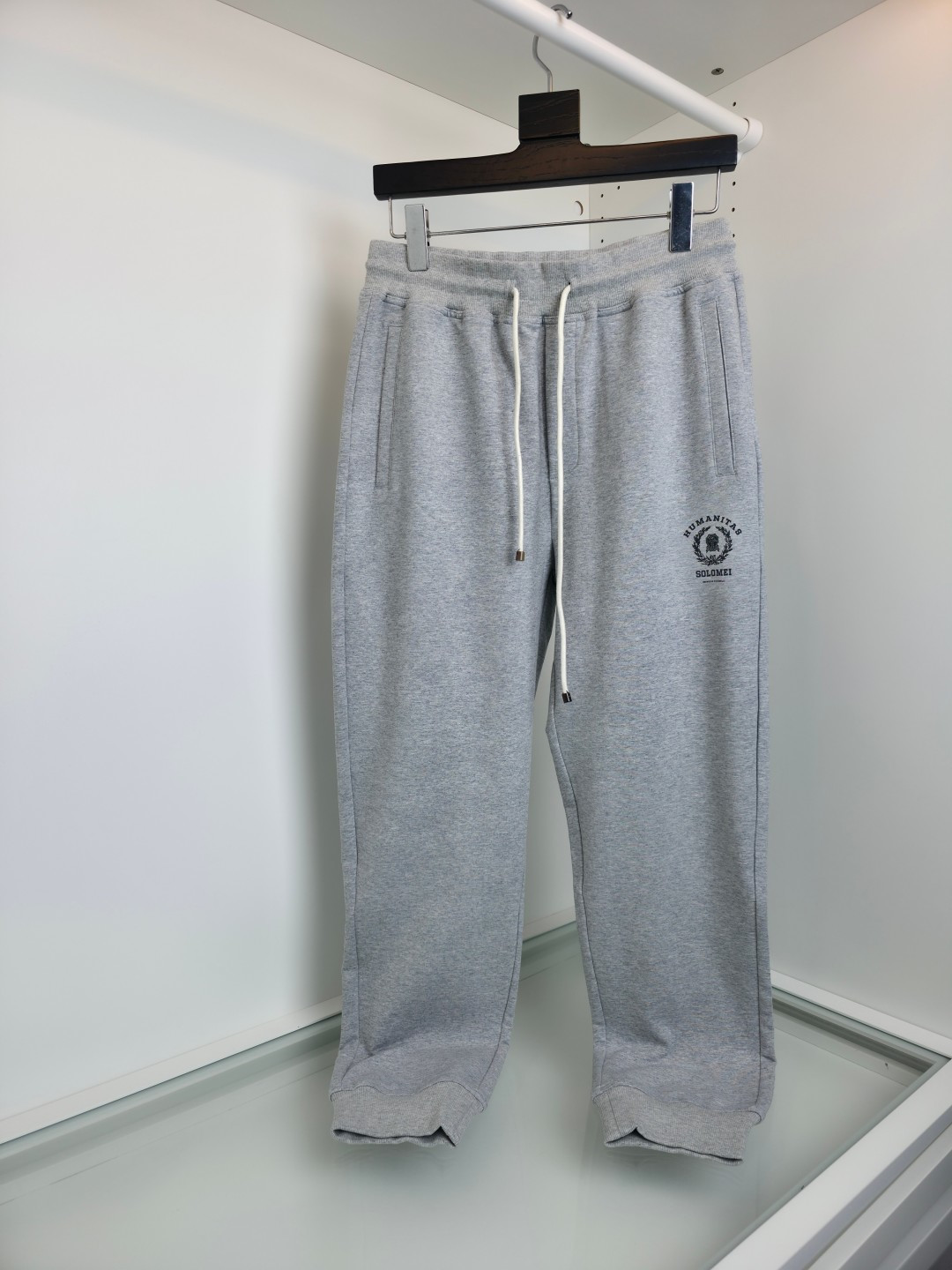 NO:777692,The highest version on the market, the girl inspects the goods, trims the three marks on the threads, and delivers the goods. You can post pictures and take videos. If you want quality and service, please add me on WeChat. We will not accept urgent orders. Bru**llo Cuci**lli Spring thin sweatpants, a favorite of the old and new rich. Elastic waist casual pants with small feet. Classic and baggy, practical for both business and leisure. Logo print embellishment. Fitted tailoring.  The upper body is elegant and elegant. The loose volume and practical drawstring at the waist create a balanced elegance in contrast. Elastic waist, pockets on both sides, slightly loose fit, knitted threaded trouser legs. The fabric is made of pure cotton blended material, which makes the upper body comfortable and breathable. It is easy to care for and at the same time, it is stiff and stylish. It can be matched with business and leisure. Limited quantity [Color] Dark Gray Light Gray [Size] M-3XL Try on 172-148 to wear L slim fit, men's clothing,19860909市面最高版本小妹验货、修剪线头上三标、发货可发图及拍视频,要品质要服务的加我微信,不接急单. Bru**llo Cuci**lli 春季薄款卫裤,老钱新贵们的大爱 松紧腰小脚休闲裤 经典垮 商务休闲都实穿的一款 标志印花的点缀 合体的剪裁 上身典雅气质.宽松量感与腰部的实用抽绳,在对比中营造平衡的优雅.松紧腰 两侧插袋 略微宽松的版型 针织螺纹裤脚 面料采用纯棉混纺的材质 让上身舒适透气 易打理的同时 挺括有型 商务休闲都能很好搭配 数量不多【颜色】深灰色 浅灰色 【码数】M-3XL 试穿172-148穿L修身感,男装,,Women's clothing