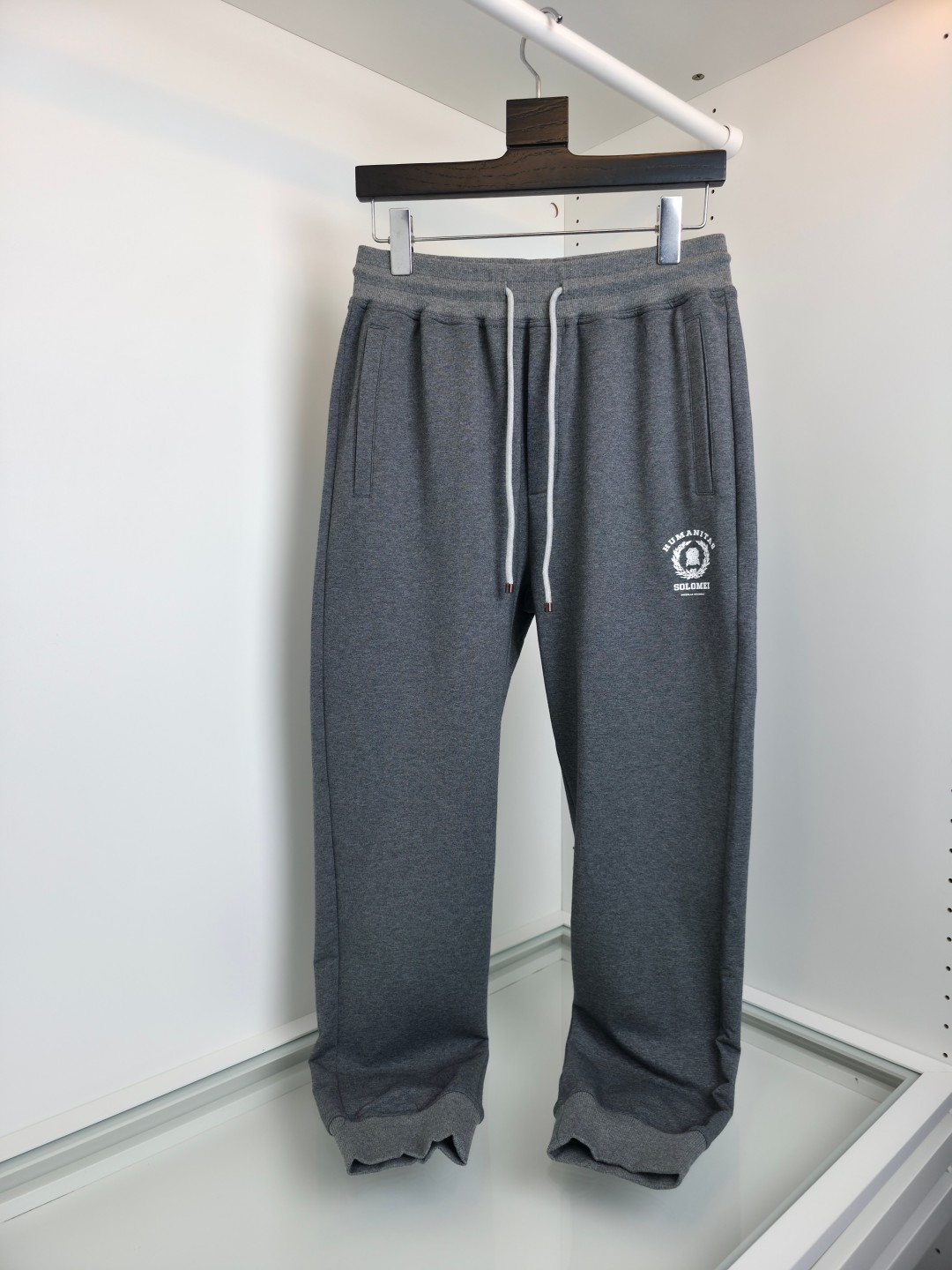 NO:778572,The highest version on the market, the girl inspects the goods, trims the three marks on the threads, and delivers the goods. You can post pictures and take videos. If you want quality and service, please add me on WeChat. We will not accept urgent orders. Bru**llo Cuci**lli Spring thin sweatpants, a favorite of the old and new rich. Elastic waist casual pants with small feet. Classic and baggy, practical for both business and leisure. Logo print embellishment. Fitted tailoring.  The upper body is elegant and elegant. The loose volume and practical drawstring at the waist create a balanced elegance in contrast. Elastic waist, pockets on both sides, slightly loose fit, knitted threaded trouser legs. The fabric is made of pure cotton blended material, which makes the upper body comfortable and breathable. It is easy to care for and at the same time, it is stiff and stylish. It can be matched with business and leisure. Limited quantity [Color] Dark Gray Light Gray [Size] M-3XL Try on 172-148 to wear L slim fit, men's clothing,19860909市面最高版本小妹验货、修剪线头上三标、发货可发图及拍视频,要品质要服务的加我微信,不接急单. Bru**llo Cuci**lli 春季薄款卫裤,老钱新贵们的大爱 松紧腰小脚休闲裤 经典垮 商务休闲都实穿的一款 标志印花的点缀 合体的剪裁 上身典雅气质.宽松量感与腰部的实用抽绳,在对比中营造平衡的优雅.松紧腰 两侧插袋 略微宽松的版型 针织螺纹裤脚 面料采用纯棉混纺的材质 让上身舒适透气 易打理的同时 挺括有型 商务休闲都能很好搭配 数量不多【颜色】深灰色 浅灰色 【码数】M-3XL 试穿172-148穿L修身感,男装,,Women's clothing