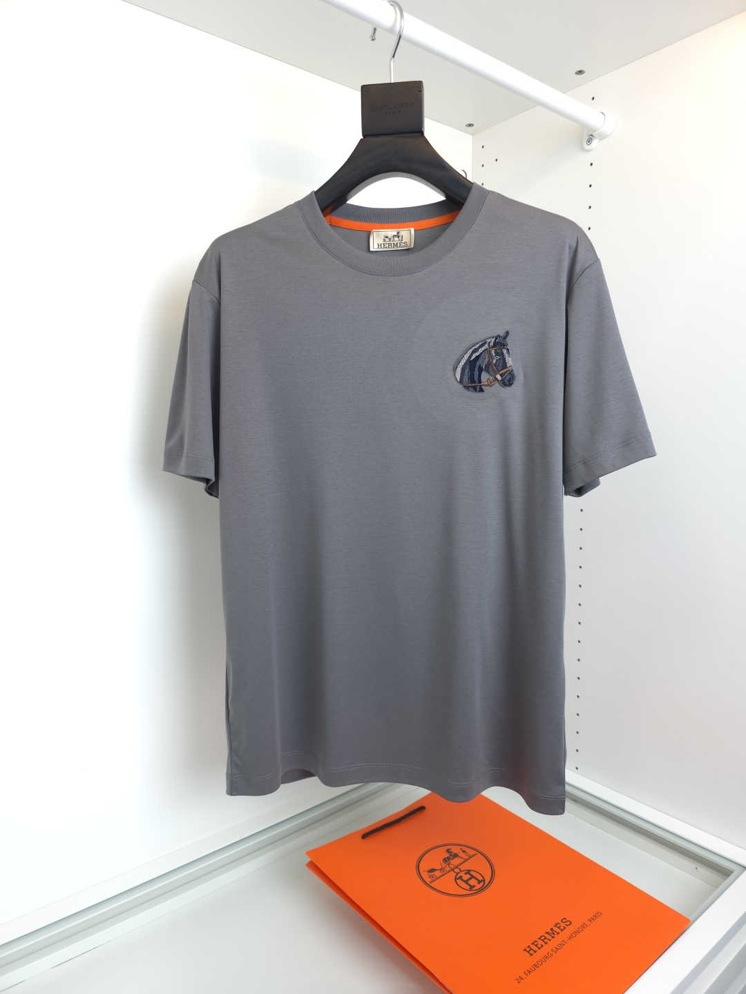 NO:778564,The highest version on the market, the girl inspects the goods, trims the three marks on the threads, and delivers the goods. You can post pictures and take videos. If you want quality or service, please add me on WeChat. We will not accept urgent orders. Herm*s Love Horse* 2026 New Year of the Horse New Round Neck T-shirt, 80 Count Mercerized T-shirt Short Sleeves, Heidelberg High-end Horse Head Toothbrush Embroidered Design Pattern, High Definition!  Thick plate three-dimensional!  The upper body of the liquid ammonia fabric is comfortable and smooth. The pure cotton combing and compact spinning process make the fabric smooth and compact, giving the overall fabric a high-end feel. Professionally provided by big brands, the quality is absolutely guaranteed. The overall high breathability and softness are more prominent, and the full cotton texture causes extreme comfort. This T-shirt is very suitable for hot summers, low-key yet fashionable, and has high washability. The workmanship of the entire piece of clothing perfectly reflects the brand's design concept and sophisticated production technology. [Color] White, light blue, navy blue  Gray [size] M-3XL, Hermes-clothing, hermes, hermes, T-shirt, tees, t-shirt,19860909市面最高版本小妹验货、修剪线头上三标、发货可发图及拍视频,要品质要服务的加我微信,不接急单. Herm*s爱马*2026马年新款圆领T恤,80支丝光T恤短袖,海德堡高端马头牙刷绣设计图案,清晰度高！厚板立体！液氨面料上身舒适爽滑,纯棉精梳加上紧密纺纱工艺又使面料光滑紧密得到整体面料的高级感,大牌专业提供,质量绝对保证.整体高透气和柔软性的质感更加凸显,饱满的棉质感引起极度舒适.这件T恤非常适合炎炎夏日,低调而不失时尚感,耐洗性能高.整件衣服的做工完美体现出品牌的设计理念和精良的制作工艺.【颜色】白色 浅蓝 藏蓝 灰色【尺码】M-3XL,爱马仕-服装,hermes,hermes,T-shirt,tees，t-shirt,,Women's clothing