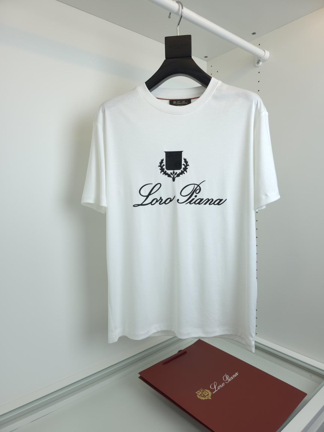 NO:778568,The highest version on the market, the girl will inspect the goods, trim the three marks on the threads, and ship the goods. You can send pictures and take videos. If you want quality or service, please add me on WeChat. We will not accept urgent orders. Loro  pian*2026 capsule series round neck T-shirt, using the latest outdoor design concept, the logo process is complex and low-key luxury, 80-count mercerized T-shirt short sleeves, liquid ammonia fabric upper body is comfortable and smooth, pure cotton combed and compact spinning process makes the fabric smooth and tight, giving the overall fabric a high-end feel, professionally provided by big brands  , the quality is absolutely guaranteed. The overall high breathability and softness are more prominent, and the full cotton texture causes extreme comfort. This T-shirt is very suitable for hot summers, low-key yet fashionable, and has high washability. The workmanship of the entire piece of clothing perfectly reflects the brand's design concept and sophisticated production technology. [Color] Light blue  White black [size] M-3XL, men's clothing, loro piana, T-shirt, tees, t-shirt,19860909市面最高版本小妹验货、修剪线头上三标、发货可发图及拍视频,要品质要服务的加我微信,不接急单. Loro pian*2026胶囊系列圆领T恤,采用最新户外设计理念,logo工艺复杂低调奢华,80支丝光T恤短袖,液氨面料上身舒适爽滑,纯棉精梳加上紧密纺纱工艺又使面料光滑紧密得到整体面料的高级感,大牌专业提供,质量绝对保证.整体高透气和柔软性的质感更加凸显,饱满的棉质感引起极度舒适.这件T恤非常适合炎炎夏日,低调而不失时尚感,耐洗性能高.整件衣服的做工完美体现出品牌的设计理念和精良的制作工艺.【颜色】浅蓝色 白色 黑色【尺码】M-3XL,男装,loro piana,T-shirt,tees，t-shirt,,Women's clothing