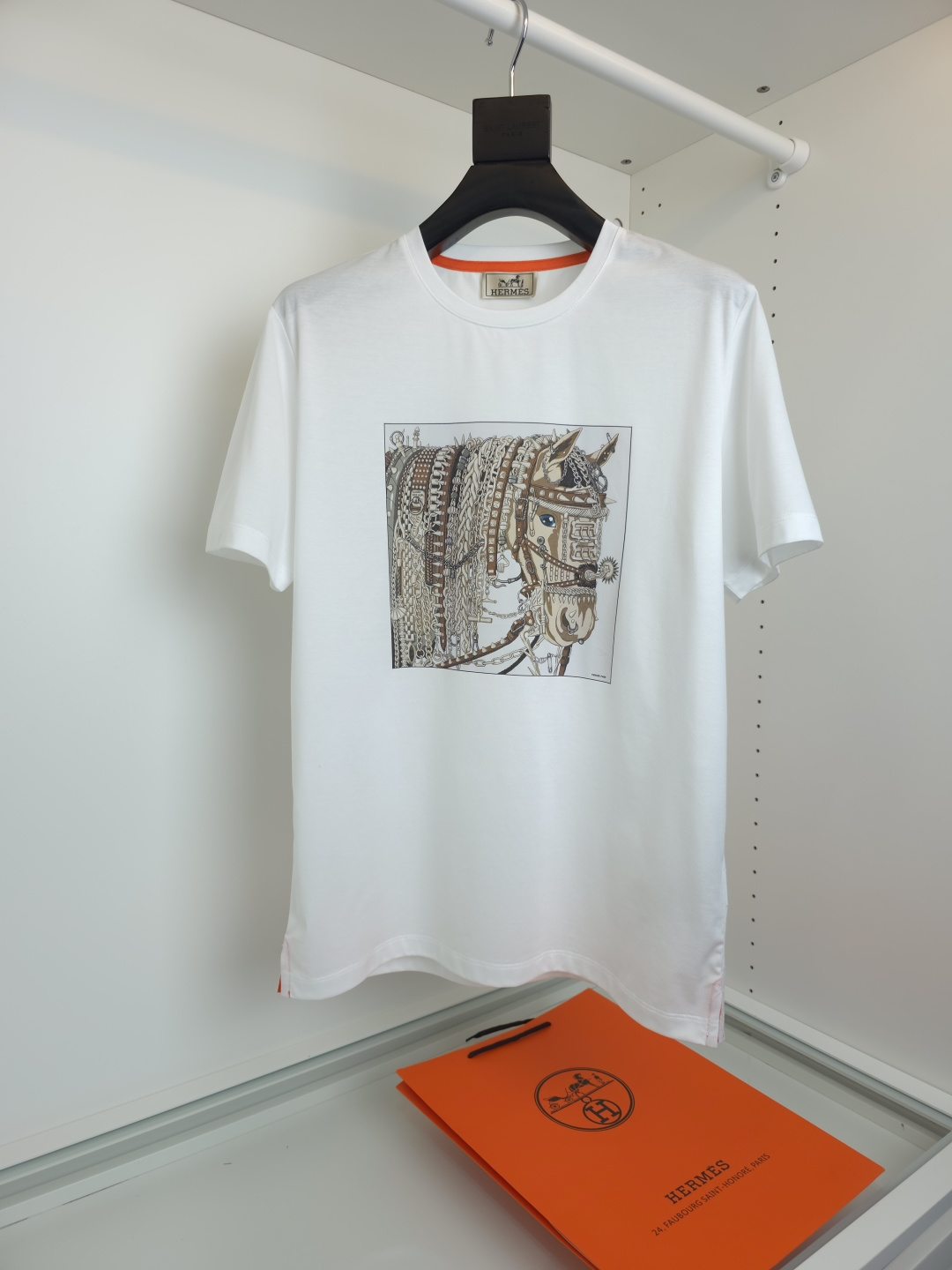 NO:778554,The highest version on the market, the girl inspects the goods, trims the three marks on the threads, and delivers the goods. You can send pictures and videos. If you want quality and service, please add me on WeChat. We will not accept urgent orders. He*mès 2026 Spring and Summer Light Luxury Oil Painting Series Round Neck Short-sleeved T-shirt. The latest horse-themed graphic design is embellished with oil painting silk screen details. The upper body is fashionable and gives a modern atmosphere. The well-fitting tailoring has a neckline that fits the neck slightly, making the overall upper body more youthful and fashionable.  , before cutting, the fabric is strictly washed according to the standard of 5 times before dyeing, and the shrinkage is controlled within 2. The fabric is made of custom-woven high-weight mercerized cotton. The surface has a warm luster, the upper body is comfortable and smooth, and it looks high-end. It is skin-friendly, breathable, and has a very stiff feeling. [Color] Black White [Size] M-3XL Try on 172-148  Wear size L for a slim fit, Hermes-clothing, hermes, T-shirt, tees, t-shirt,19860909市面最高版本小妹验货、修剪线头上三标、发货可发图及拍视频,要品质要服务的加我微信,不接急单. 爱*仕(He*mès) 2026春夏 轻奢油画系列圆领短袖T恤衫 最新马的主题图形设计 以油画丝印的细节点缀 上身时尚而赋予现代气息感,合体的剪裁 领口微微贴合颈部,让整体上身更显年轻时尚 , 面料在裁剪前,严格按照染色前5次 洗水的标准, 将缩水率控制在2内, 面料采用客供定织高克重丝光棉材质 表面有着温润的光泽感,上身舒适顺滑,显高档 亲肤 透气,又有很好挺括感【颜色】黑色 白色 【码数】M-3XL 试穿172-148 穿L码修身感,爱马仕-服装,hermes,T-shirt,tees，t-shirt,,Women's clothing