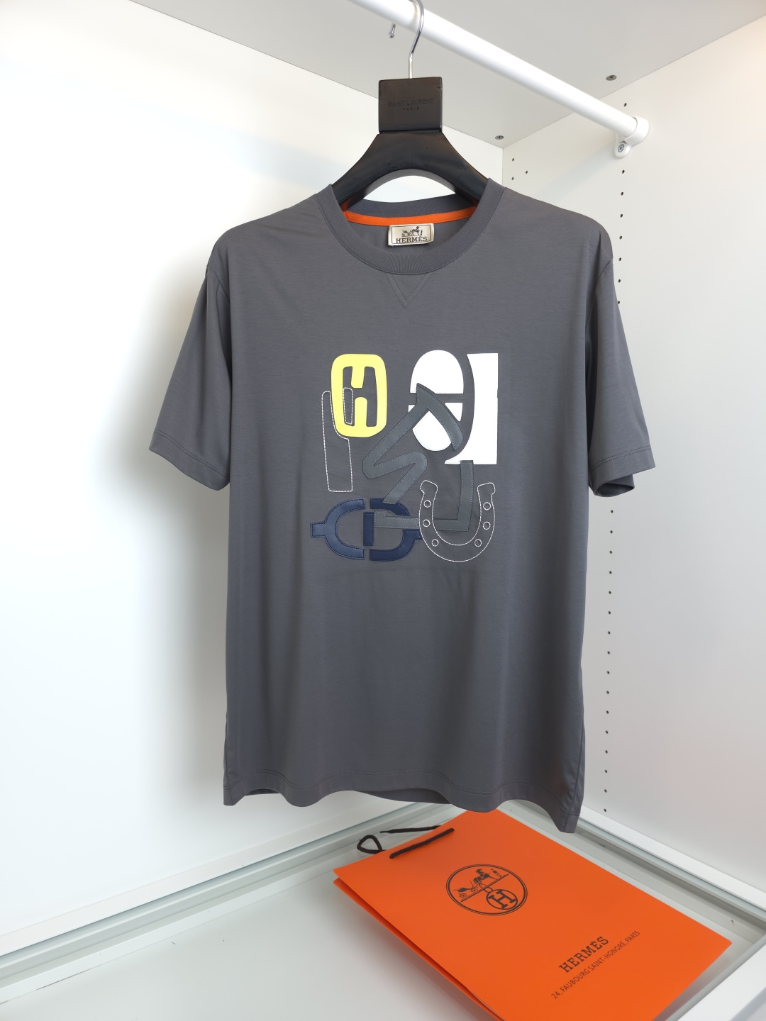 NO:778559,The highest version on the market, the girl inspects the goods, trims the three marks on the threads, and delivers the goods. You can send pictures and take videos. If you want quality and service, please add me on WeChat. We will not accept urgent orders. Herm*s new spring and summer 70-count long-staple cotton mercerized leather embroidered T-shirts are the same for men and women. The patchwork leather embroidery picture composed of three-dimensional geometric patterns has high definition!  Thick plate three-dimensional!  The long-staple cotton fabric is comfortable and smooth on the upper body. The pure cotton combing and compact spinning process make the fabric smooth and compact, giving the overall fabric a high-end feel. Professionally provided by big brands, the quality is absolutely guaranteed. The overall high breathability and softness are more prominent, and the full cotton texture causes extreme comfort. This T-shirt is very suitable for hot summer, low-key yet fashionable, and has high washability. The workmanship of the entire piece of clothing perfectly reflects the brand's design concept and sophisticated production technology. [Color] White Navy Blue  Gray [size] M-3XL, Hermes-clothing, hermes, hermes, T-shirt, tees, t-shirt,19860909市面最高版本小妹验货、修剪线头上三标、发货可发图及拍视频,要品质要服务的加我微信,不接急单. Herm*s爱马*春夏新款70支长绒棉丝光拼皮刺绣T恤短袖男女同款,立体几何图案构成的拼拼皮刺绣图,清晰度高！厚板立体！长绒棉面料上身舒适爽滑,纯棉精梳加上紧密纺纱工艺又使面料光滑紧密得到整体面料的高级感,大牌专业提供,质量绝对保证.整体高透气和柔软性的质感更加凸显,饱满的棉质感引起极度舒适.这件T恤非常适合炎炎夏日,低调而不失时尚感,耐洗性能高.整件衣服的做工完美体现出品牌的设计理念和精良的制作工艺.【颜色】白色 藏青 灰色【尺码】M-3XL,爱马仕-服装,hermes,hermes,T-shirt,tees，t-shirt,,Women's clothing