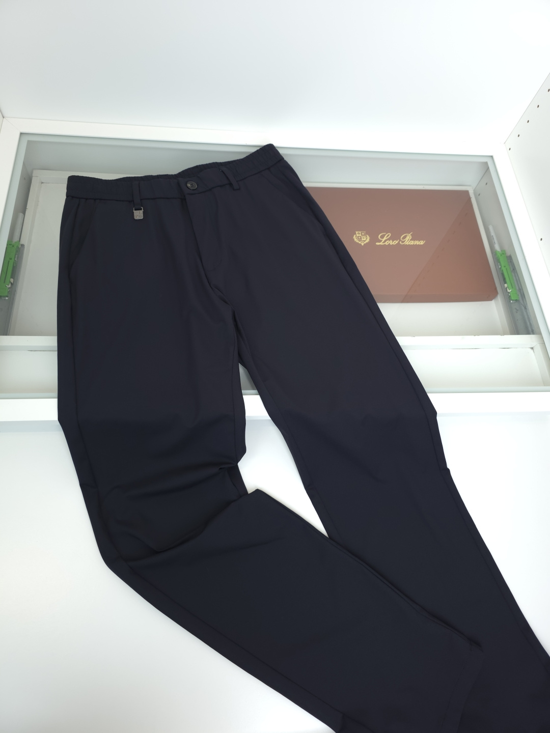 NO:778549,The highest version on the market, the girl inspects the goods, trims the three marks on the threads, and delivers the goods. You can post pictures and take videos. If you want quality and service, please add me on WeChat. We will not accept urgent orders. Loro pia* 2026 spring and summer European goods order Silk and linen blended straight casual trousers. Classic style. A practical one for business and leisure. Logo logo embellishment on the back pocket.  The upper body has a lazy and elegant temperament. The loose volume of the waist of the trousers and the practical drawstring at the waist create a balanced elegance in contrast. Pockets on both sides, well-fitting tailoring. The fabric is made of natural silk and linen chemical fiber blended material. It is comfortable, breathable and moisture-wicking. It has many advantages. The more you wash it, the softer it gets. The more you wear it, the more you wear it. It has the characteristics of charm. Full product order [Color] Black  Navy blue [code number] 46-54, corresponding to M-3XL, women's clothing, loro piana,19860909市面最高版本小妹验货、修剪线头上三标、发货可发图及拍视频,要品质要服务的加我微信,不接急单. Loro pia* 2026春夏欧货订单 丝麻混纺直筒休闲西裤 经典款 商务休闲都实穿的一款 后口袋标志logo点缀 上身有着慵懒的典雅气质.西裤腰部宽松量感与腰部的实用抽绳,在对比中营造平衡的优雅.两侧插袋 合体的剪裁版型 面料采用天然丝麻化纤混纺材质 舒适透气 吸湿排汗 ........有着很多优点 越洗越柔软 越穿越有韵味的特点 全品相订单【颜色】 黑色 藏青【码数】46-54,对应M-3XL,女装,loro piana,,Women's clothing